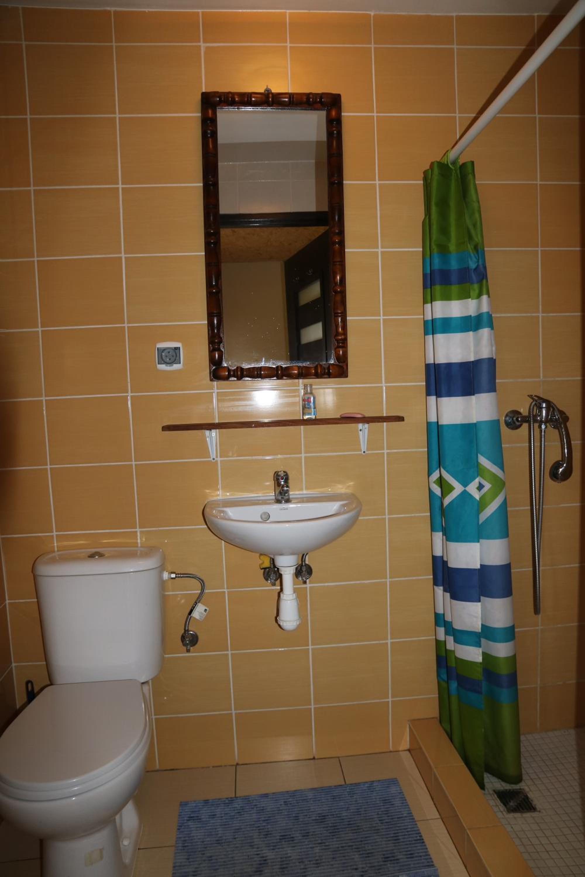 Quadruple Room with Bathroom - Photo 3