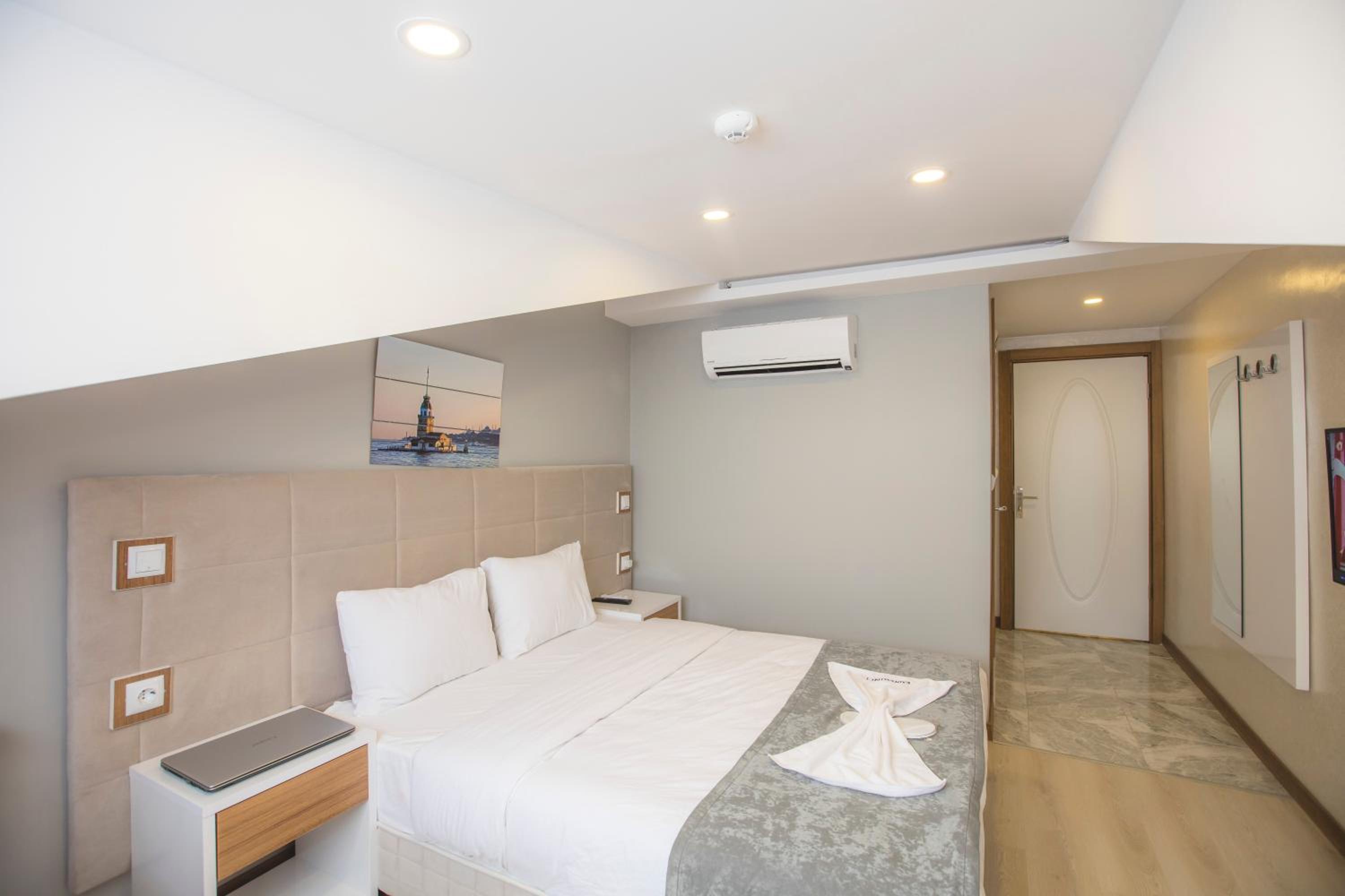 Deluxe Double or Twin Room photo 3