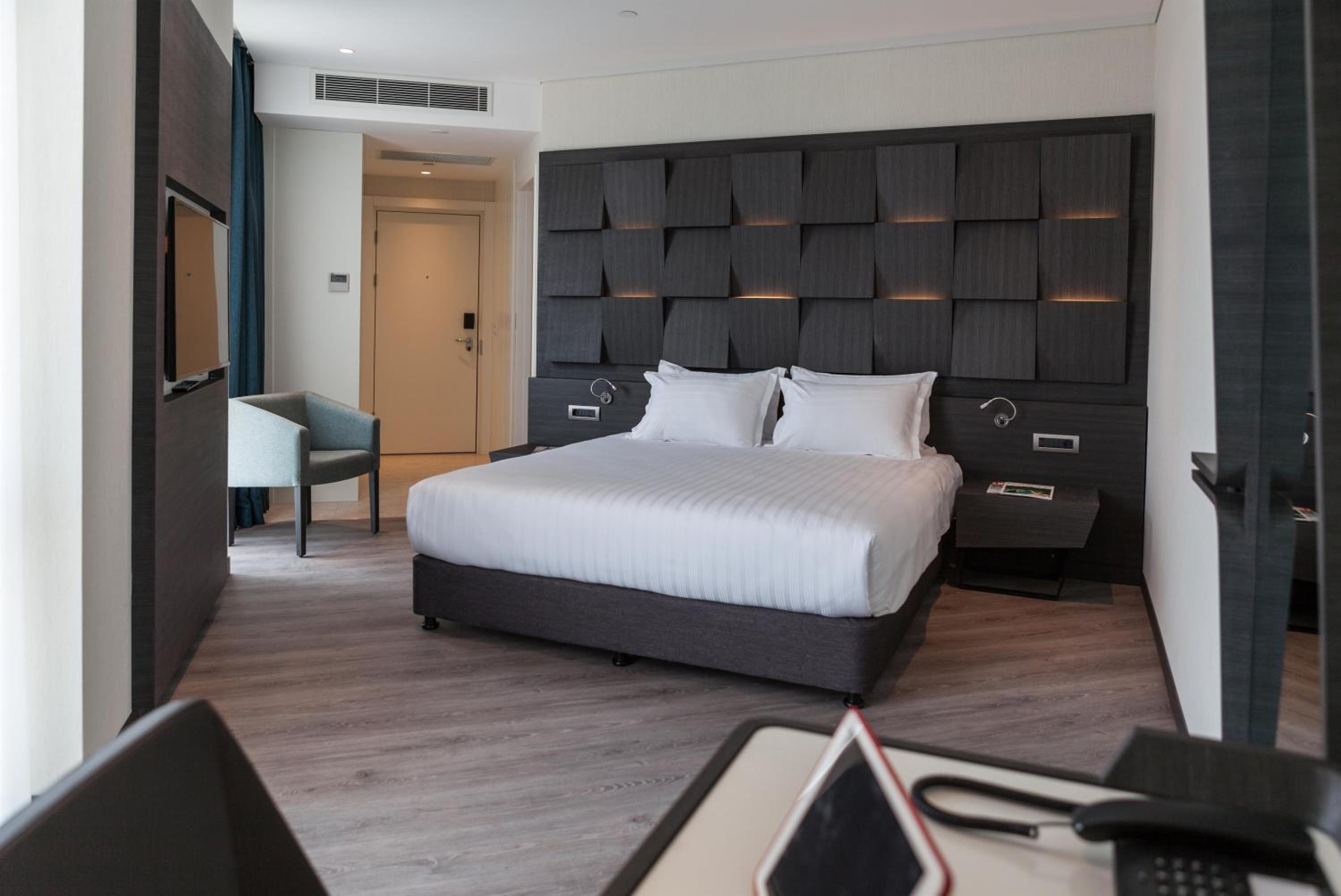 Corner Room photo 2