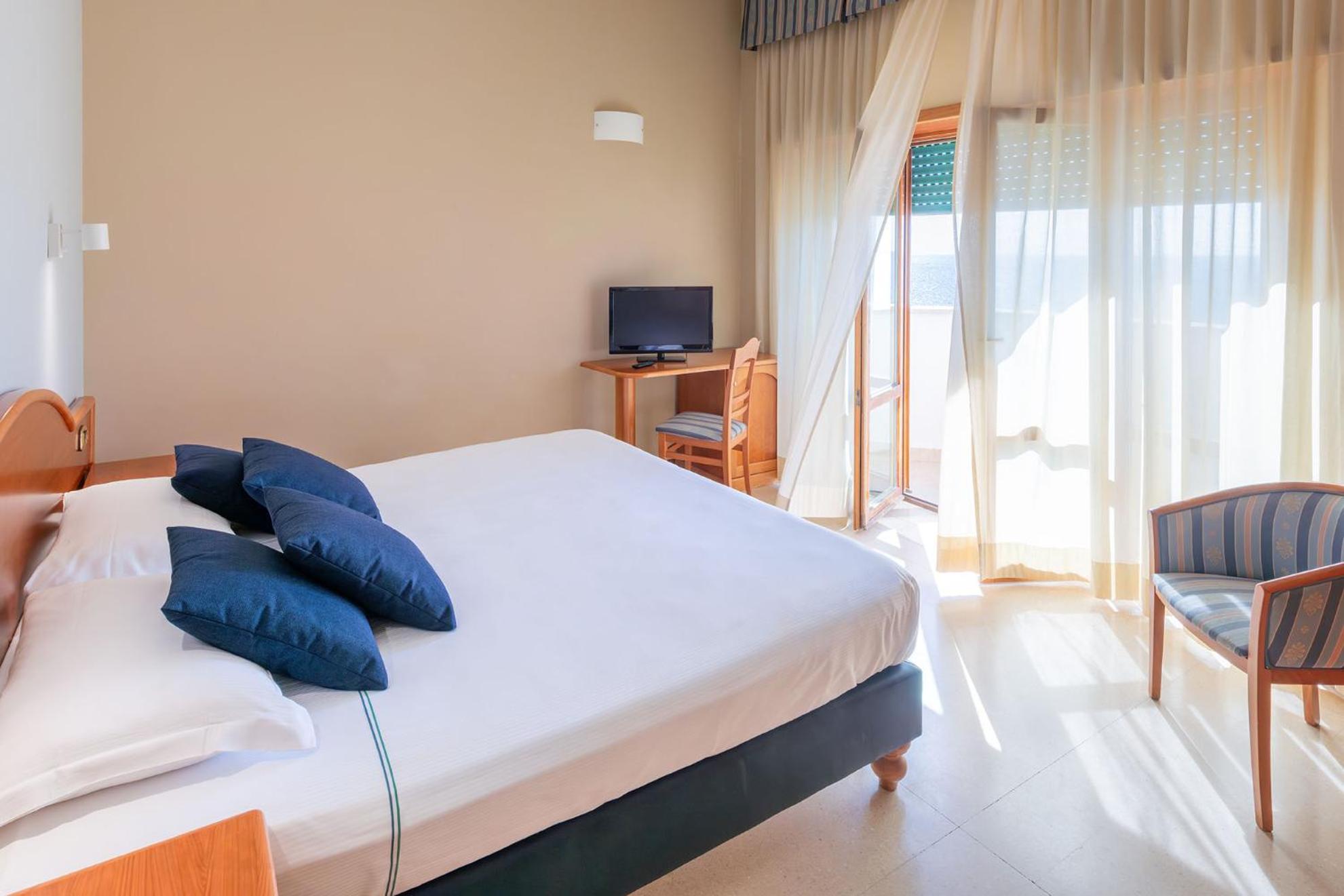 Deluxe Double or Twin Room with Balcony and Sea View - Photo 1