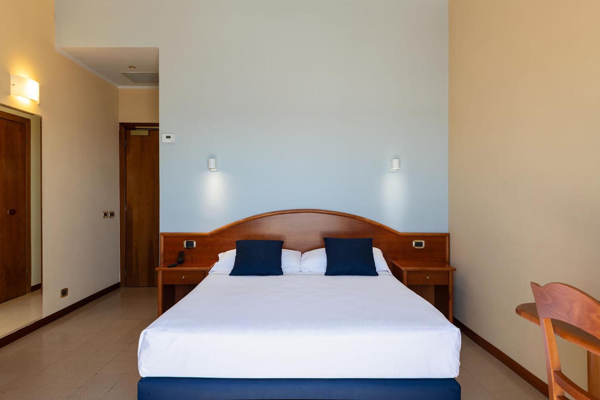 Deluxe Double or Twin Room with Balcony and Sea View - Photo 2
