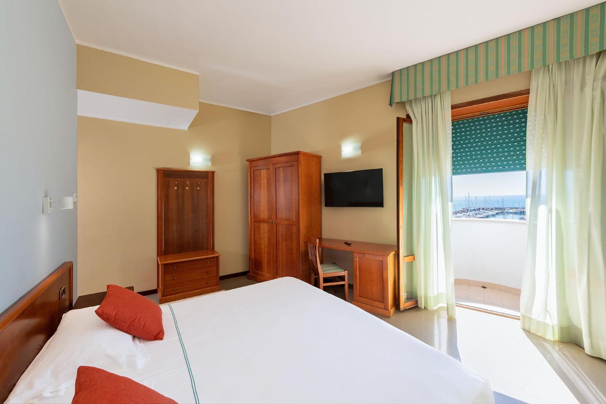 Deluxe Double or Twin Room with Balcony and Sea View - Photo 3