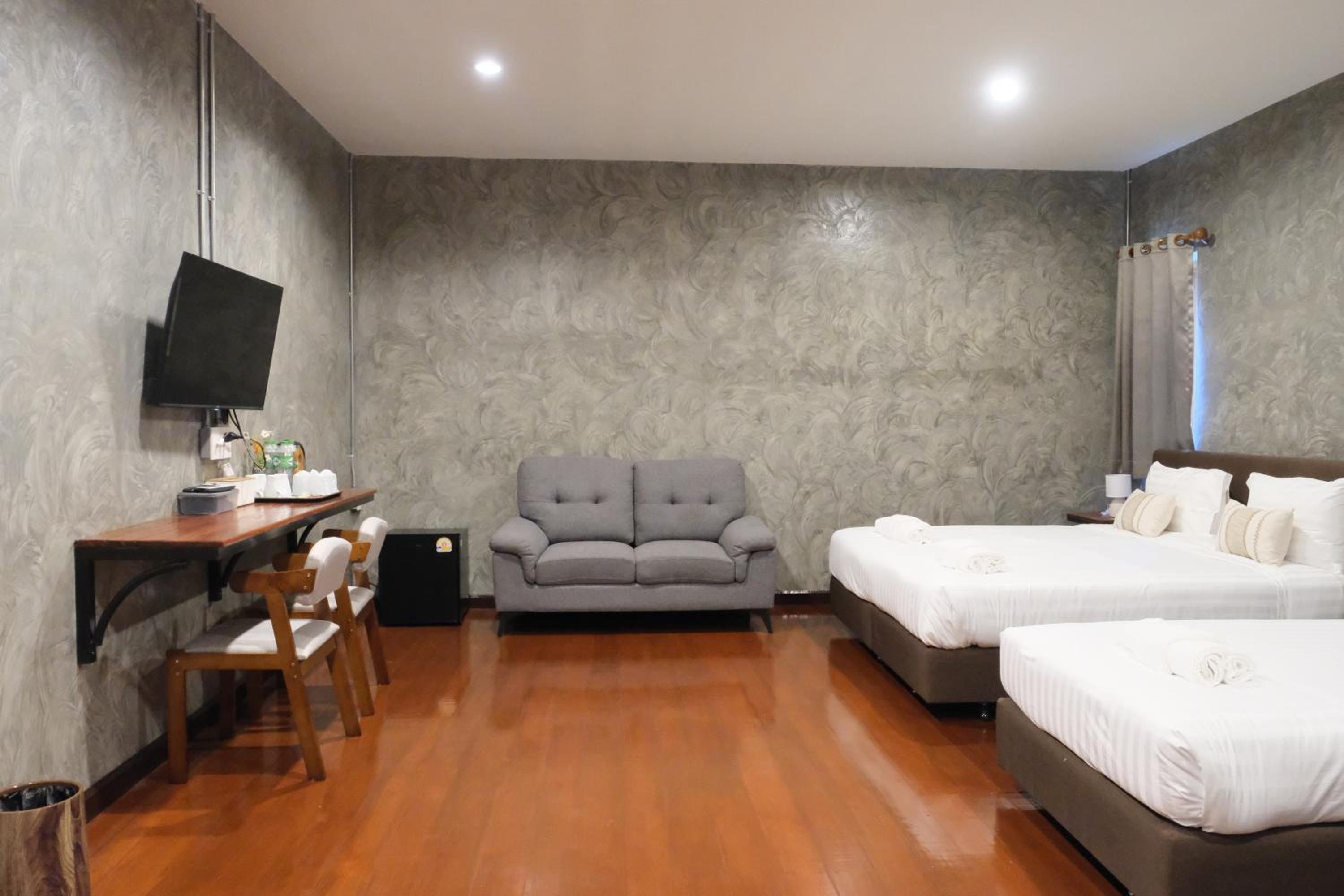 Superior Family Room photo 1