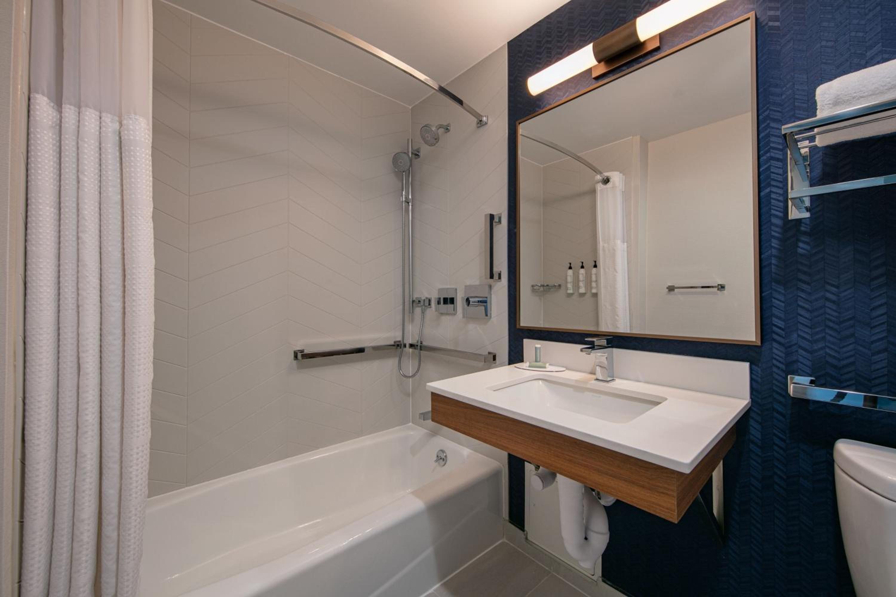 King Room with Bathtub - Mobility Access - Photo 4