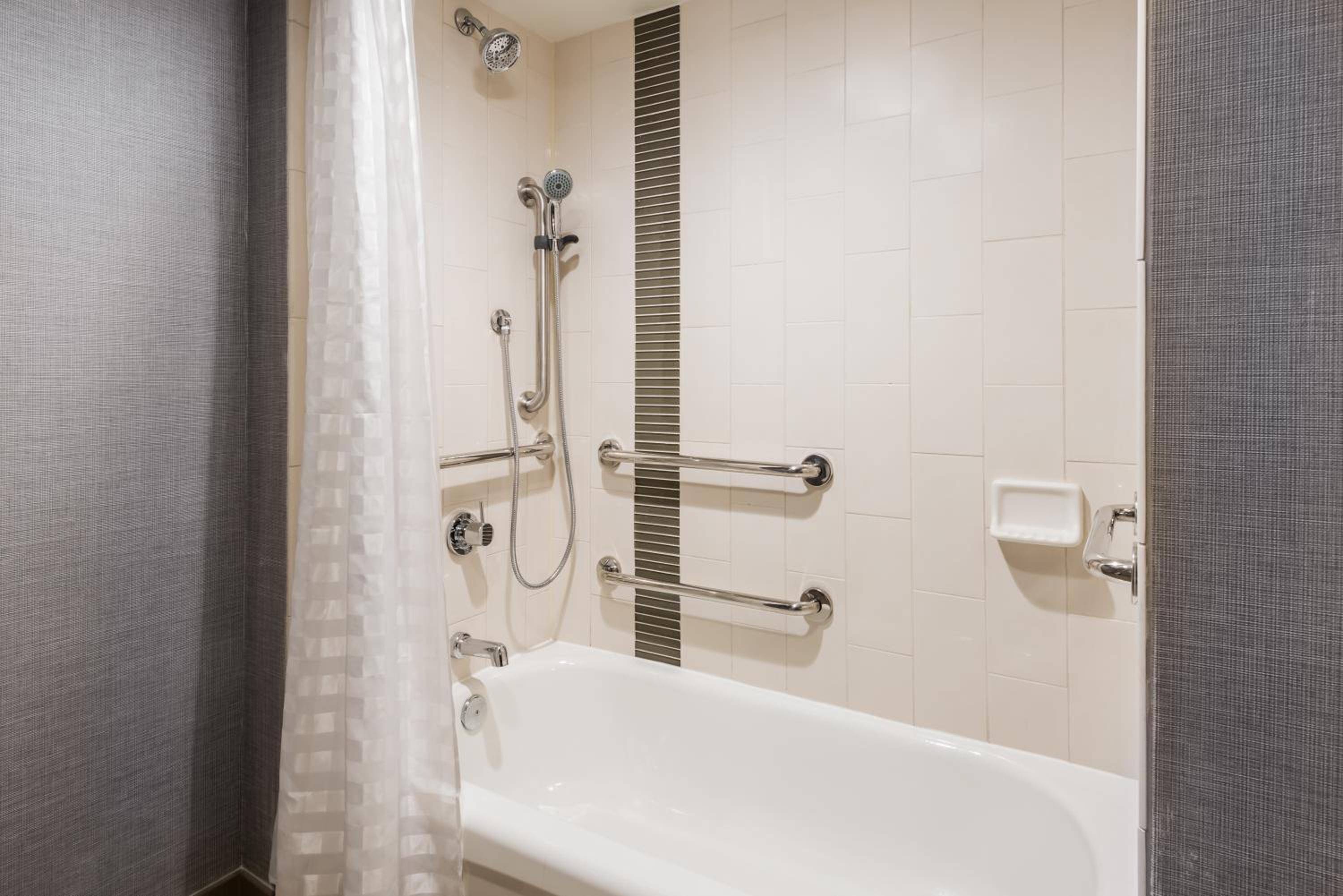 King Room with Accessible Tub - Disability Access - Photo 5