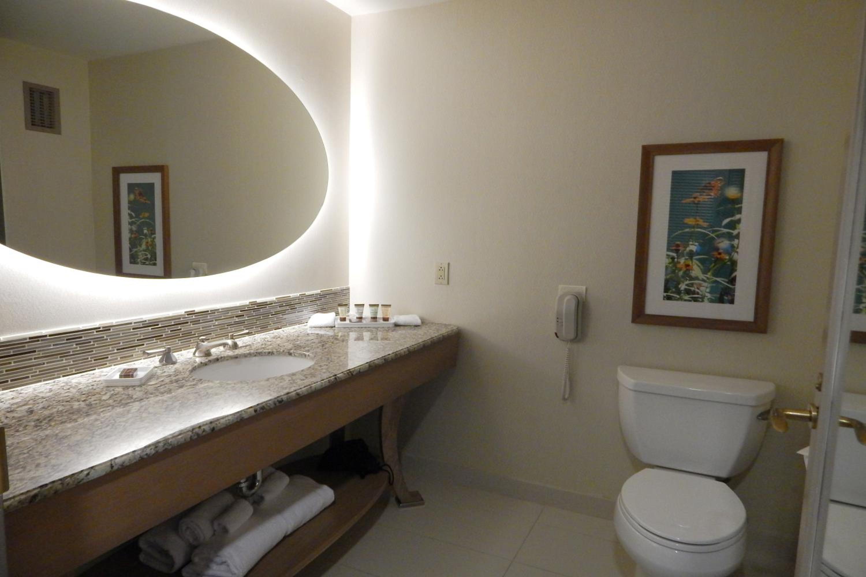 Standard Queen Room with Two Queen Beds - Photo 2