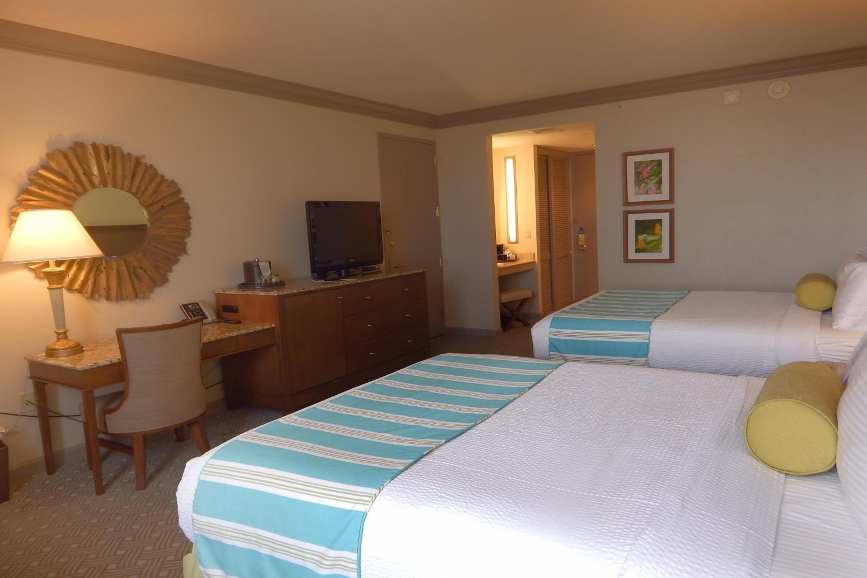 Standard Queen Room with Two Queen Beds - Photo 4