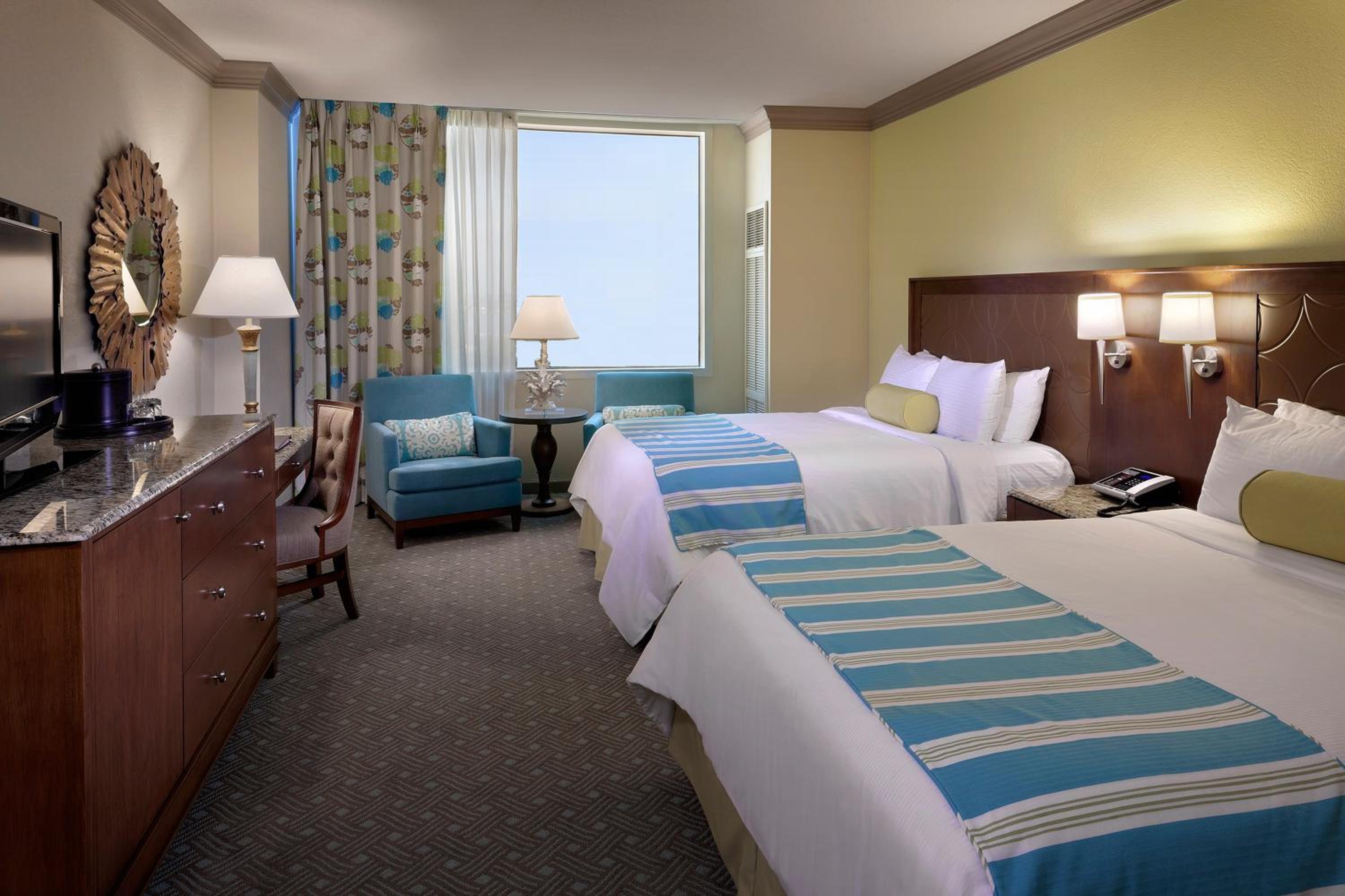 Standard Queen Room with Two Queen Beds - Photo 3