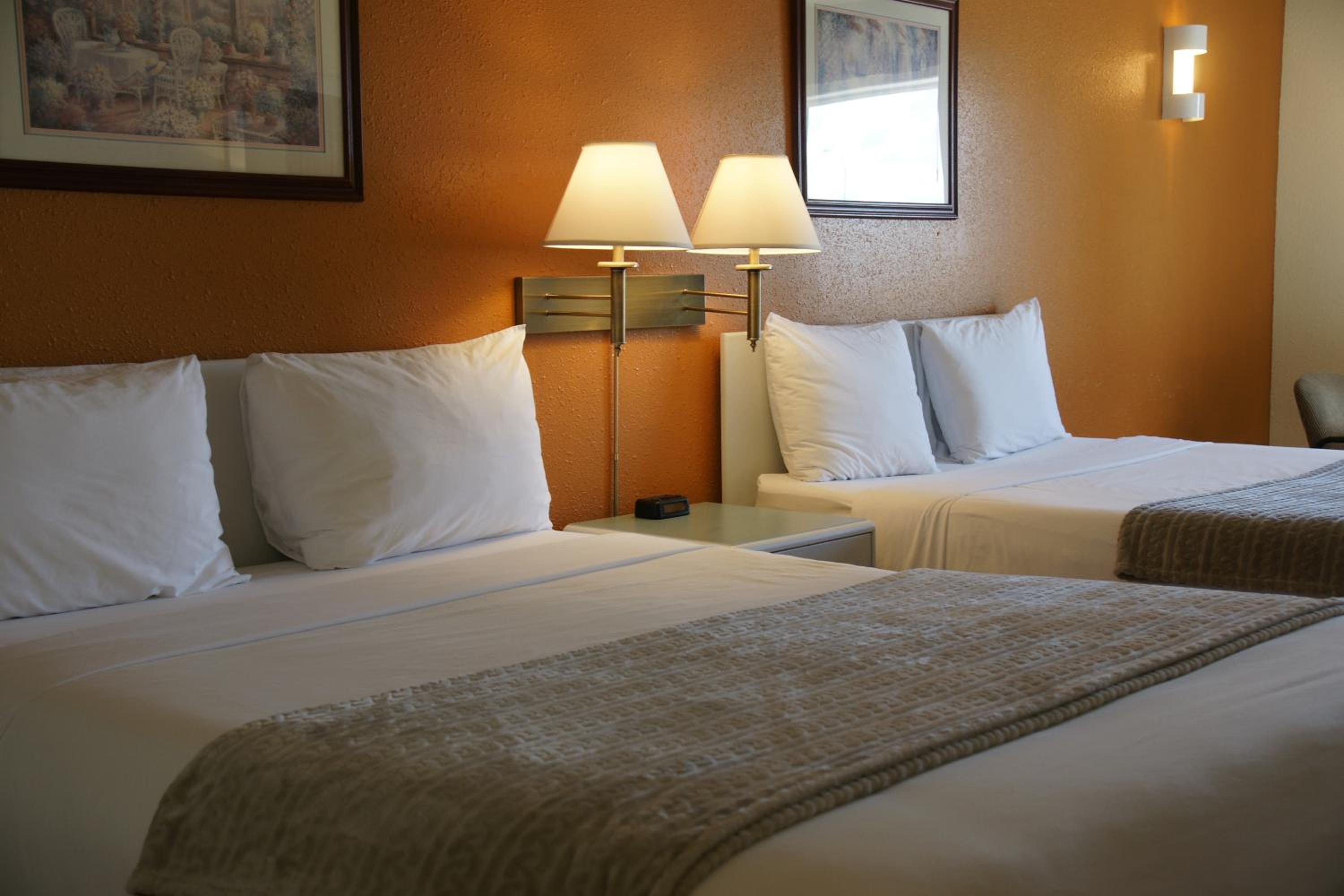 Queen Room with Two Queen Beds photo 3