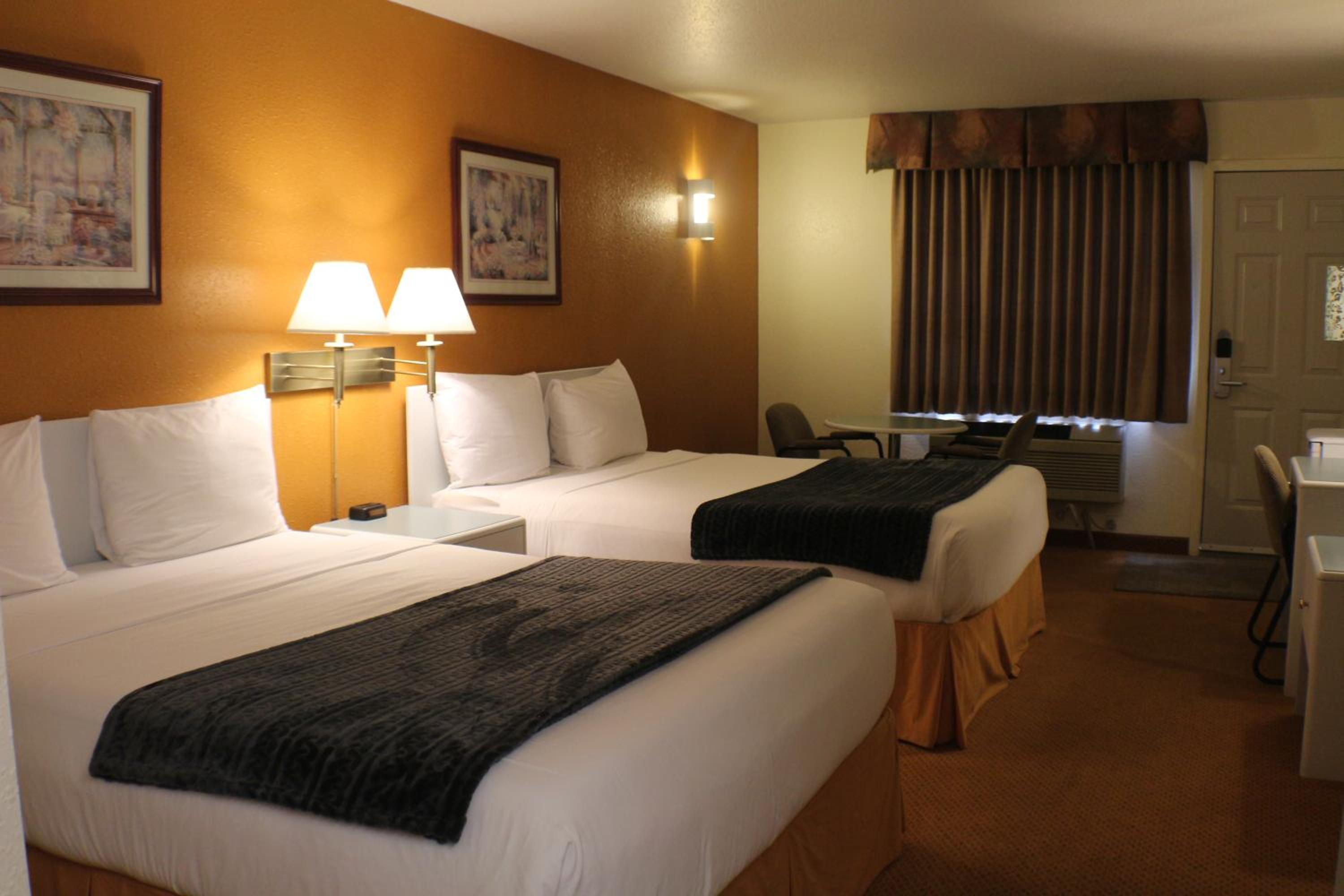 Queen Room with Two Queen Beds photo 2