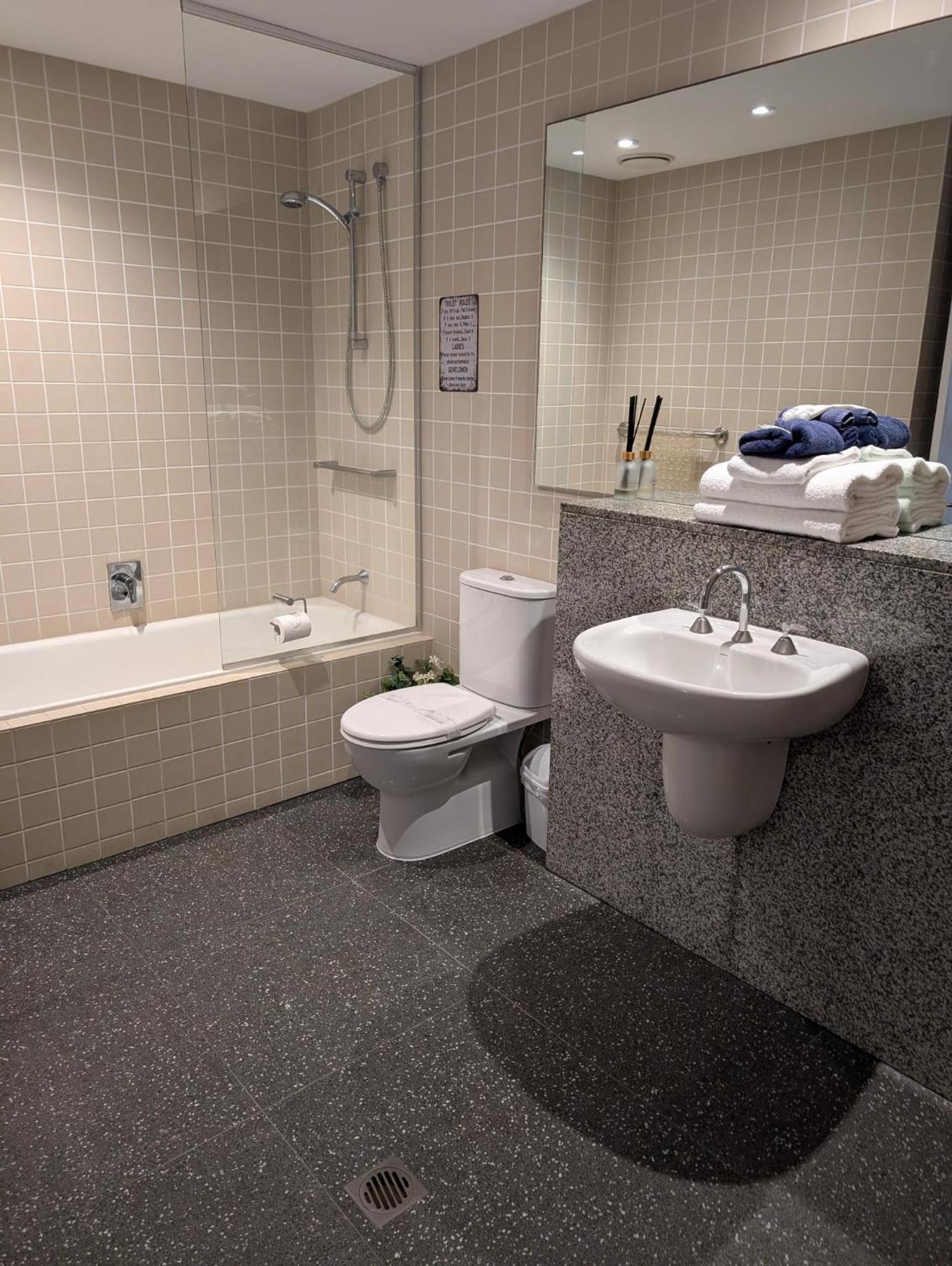 Three-Bedroom Apartment with Park View photo 3