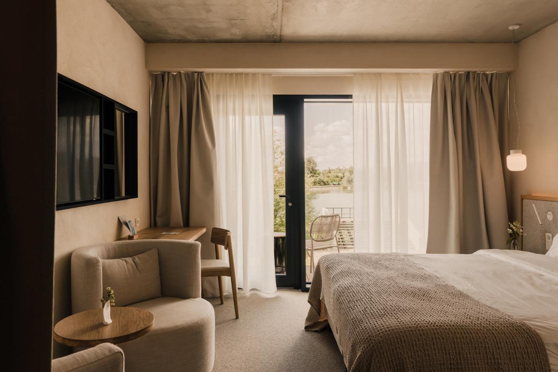 Double or Twin Room with Lake View