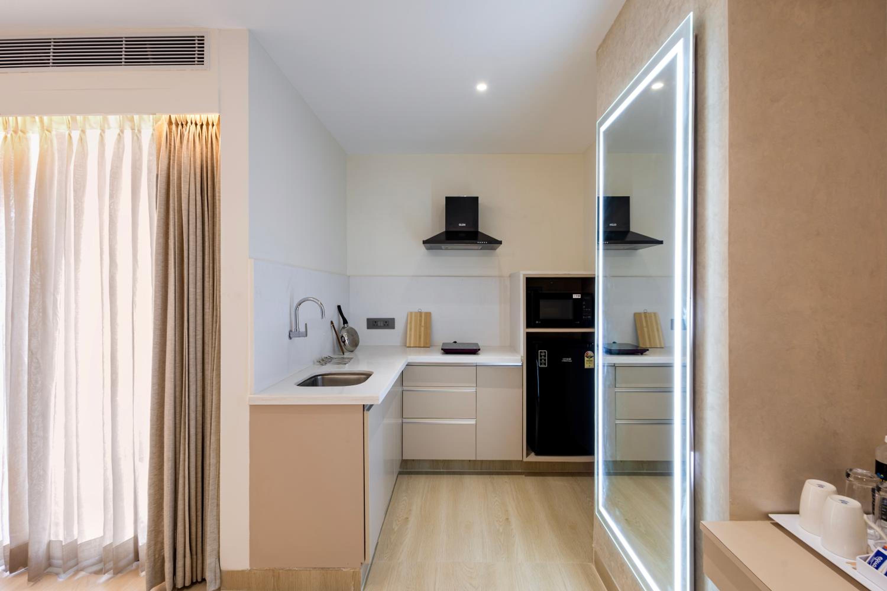 Studio with Balcony - Photo 4