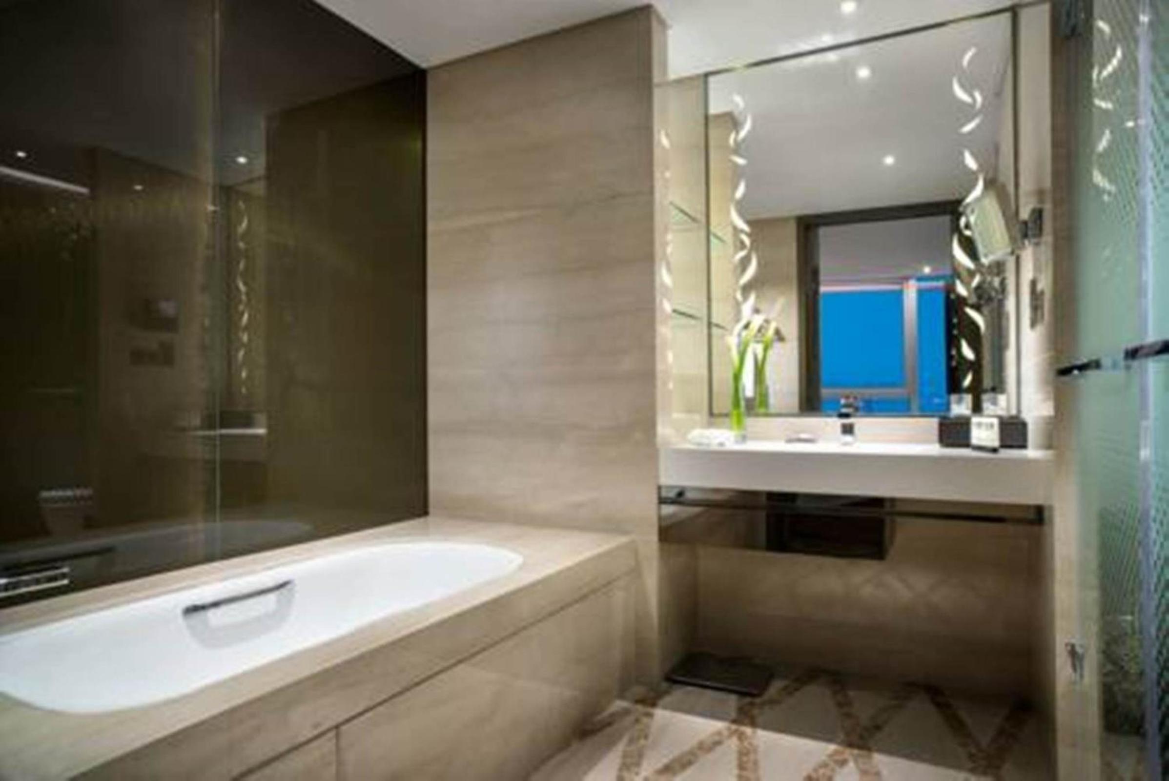 Luxury King Room with Club Access photo 3