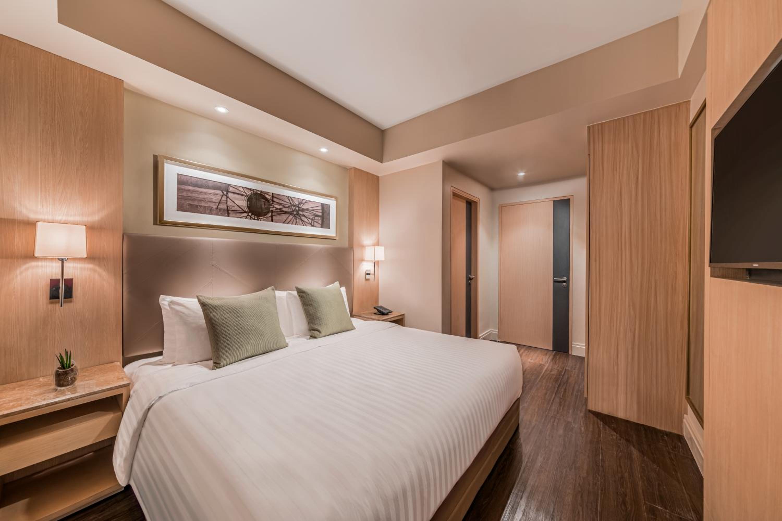 1 Queen Bed, Standard Room - Photo 2