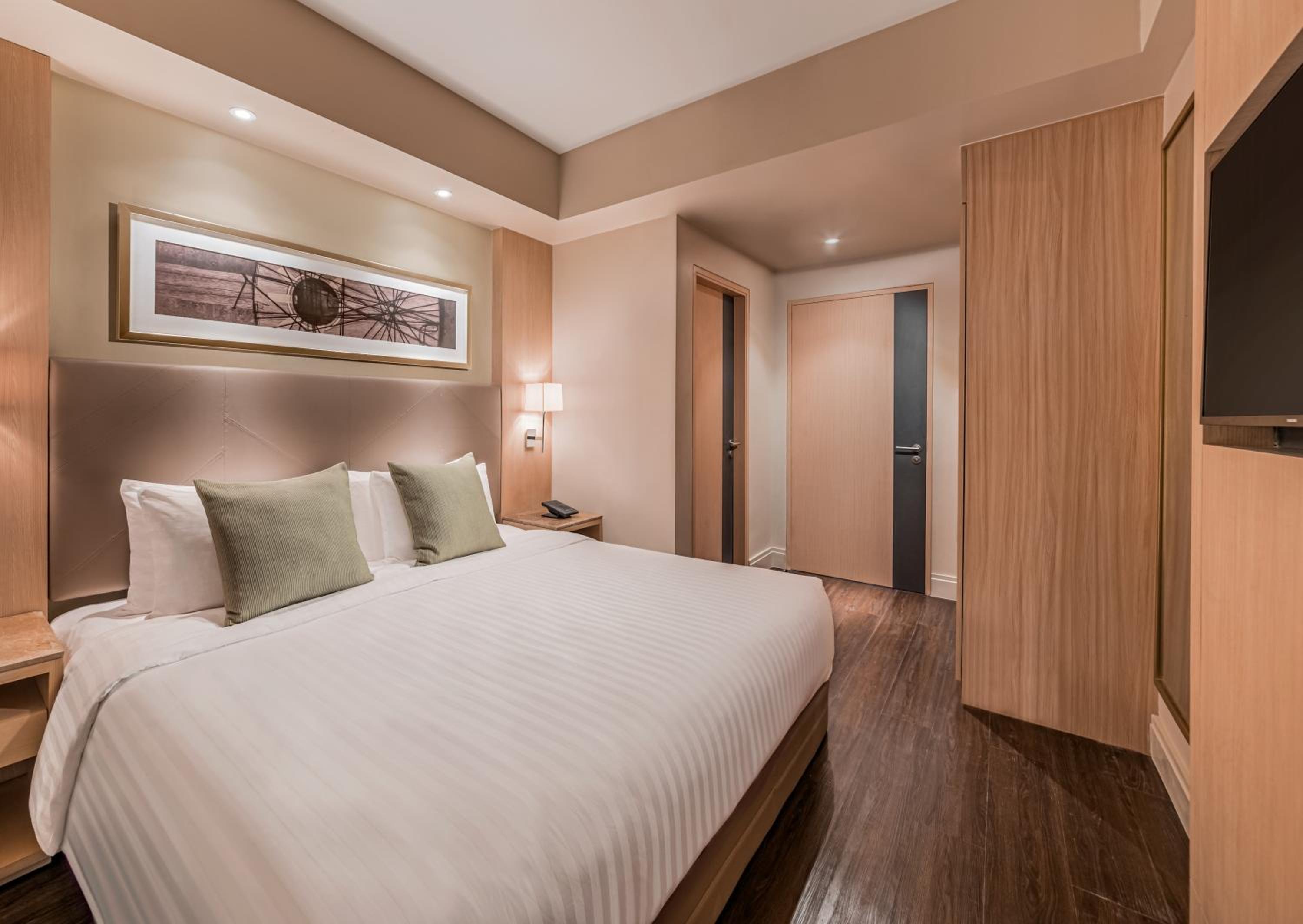 1 Queen Bed, Standard Room - Photo 6