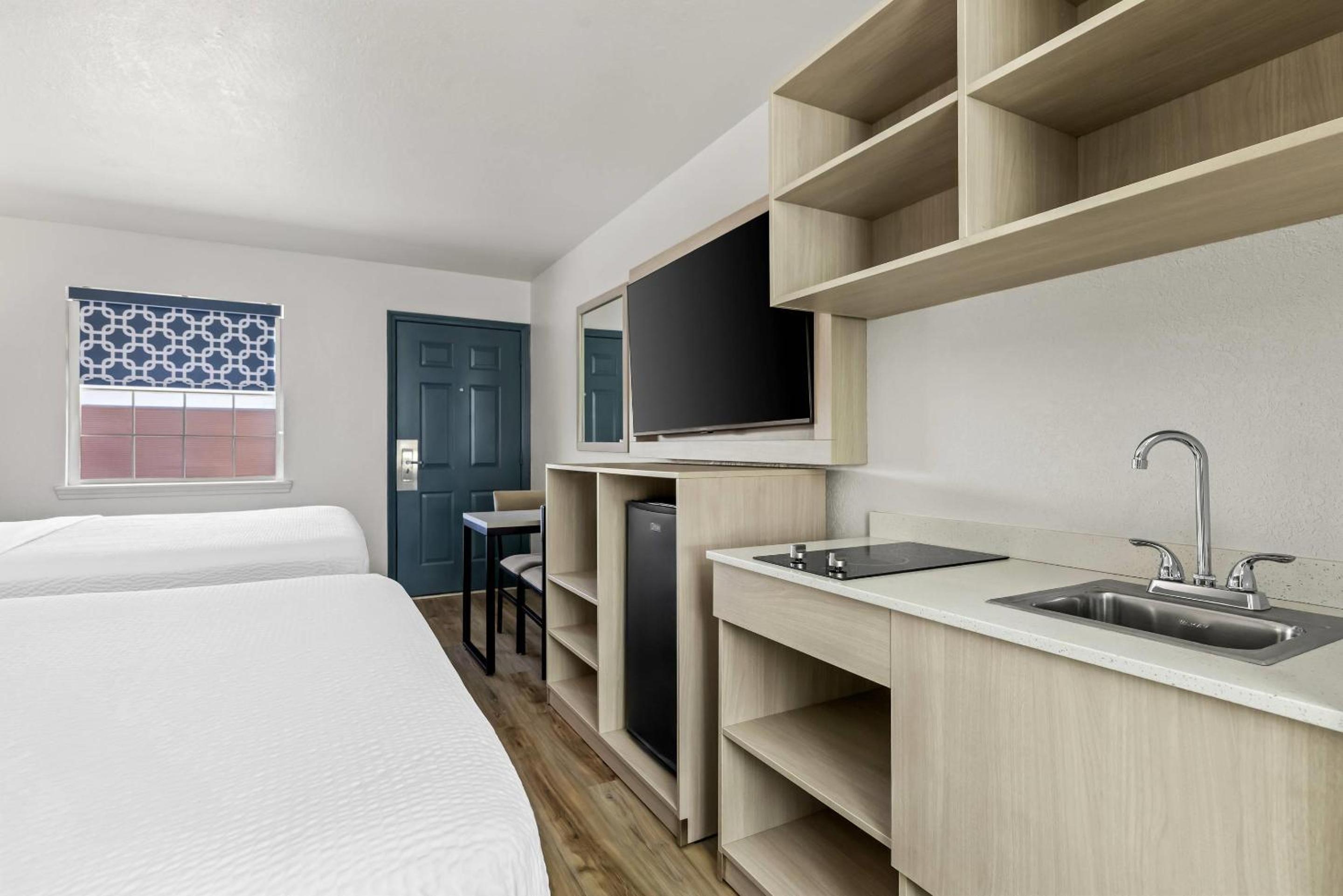 Superior Efficiency Queen Room with Two Queen Beds - Non-Smoking - Photo 2