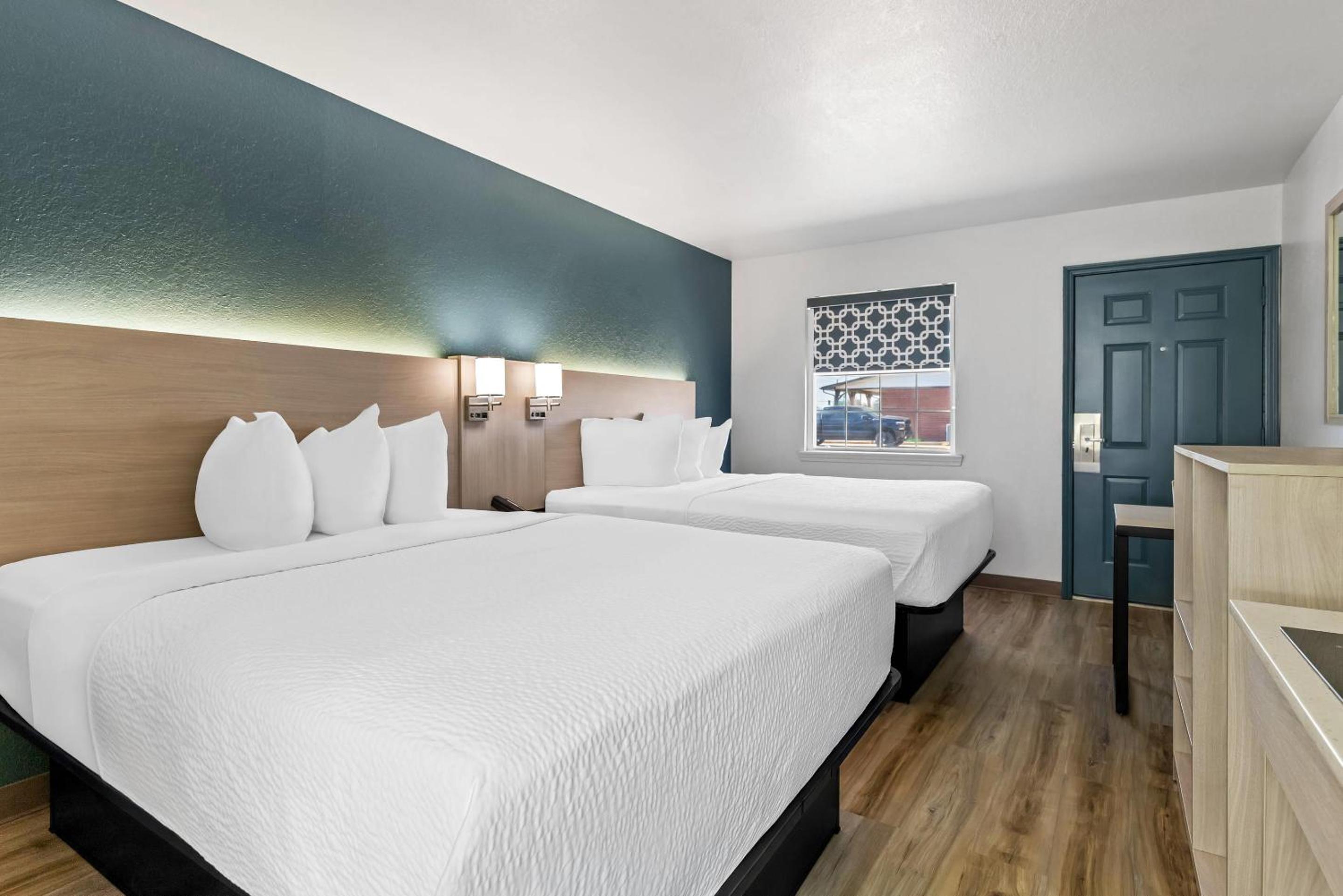 Superior Efficiency Queen Room with Two Queen Beds - Non-Smoking - Photo 3