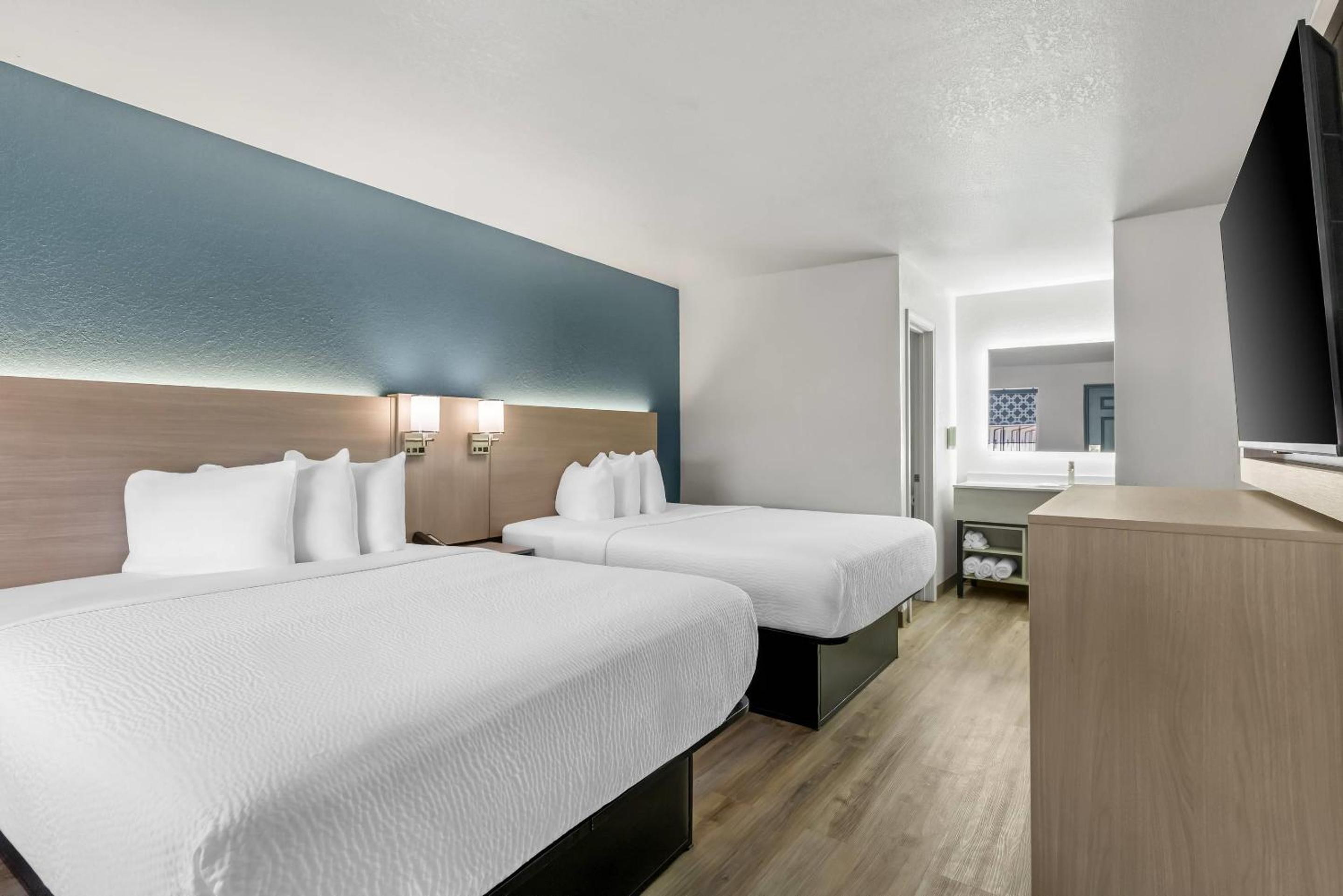 Quadruple Room with Two Queen Beds - Non Smoking