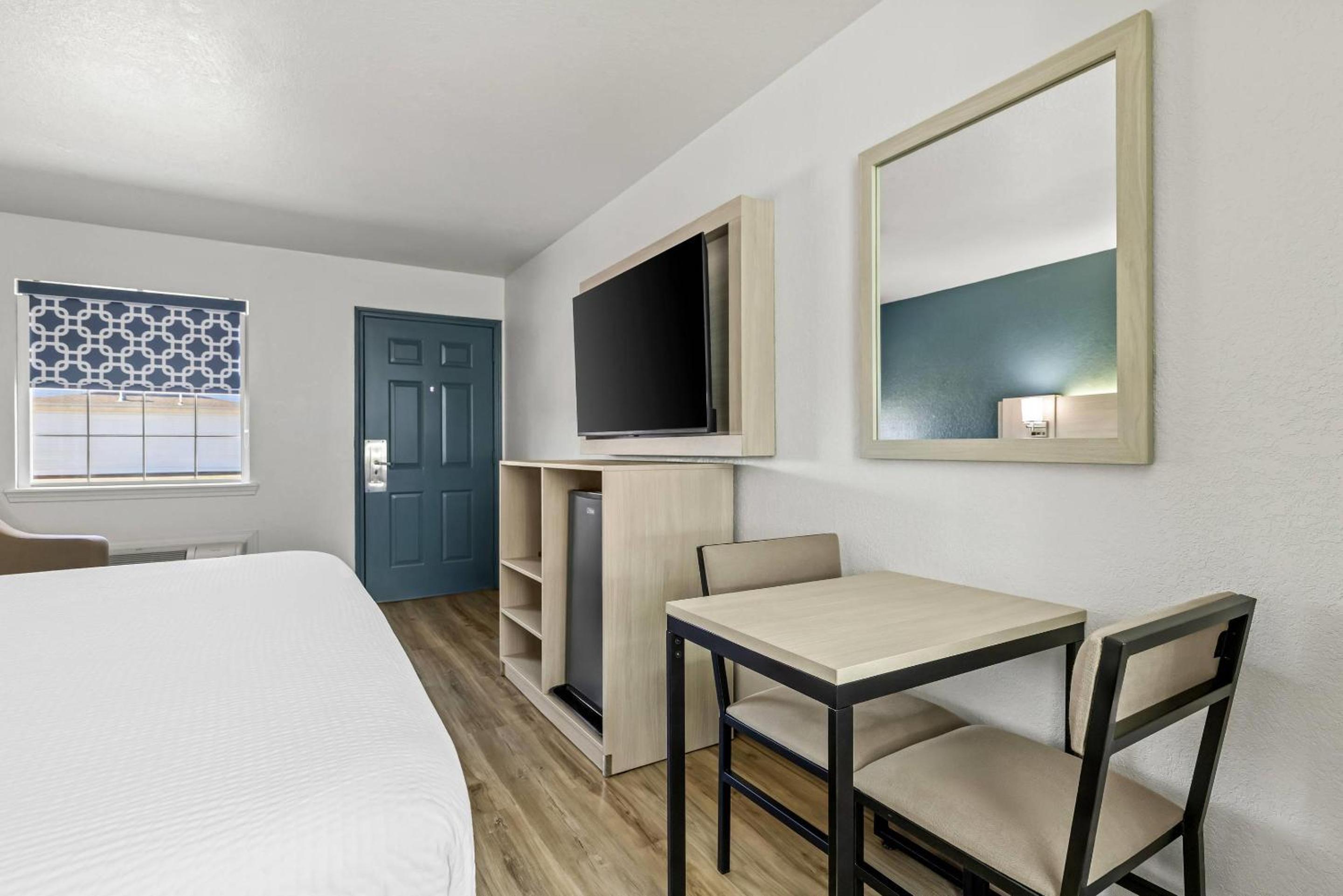 Queen Room - Disability Access/Non Smoking - Photo 1