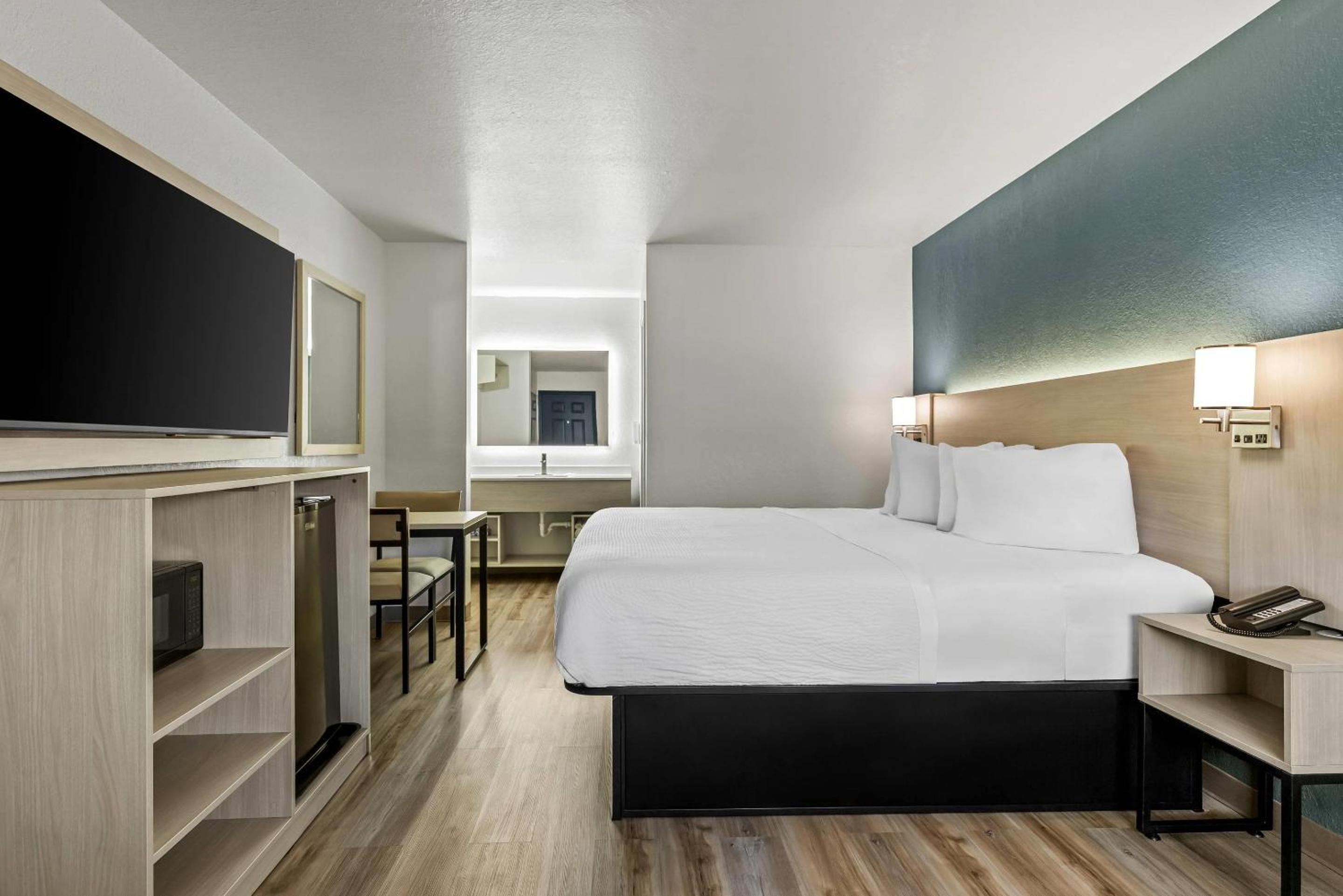 King Room - Non Smoking - Photo 8