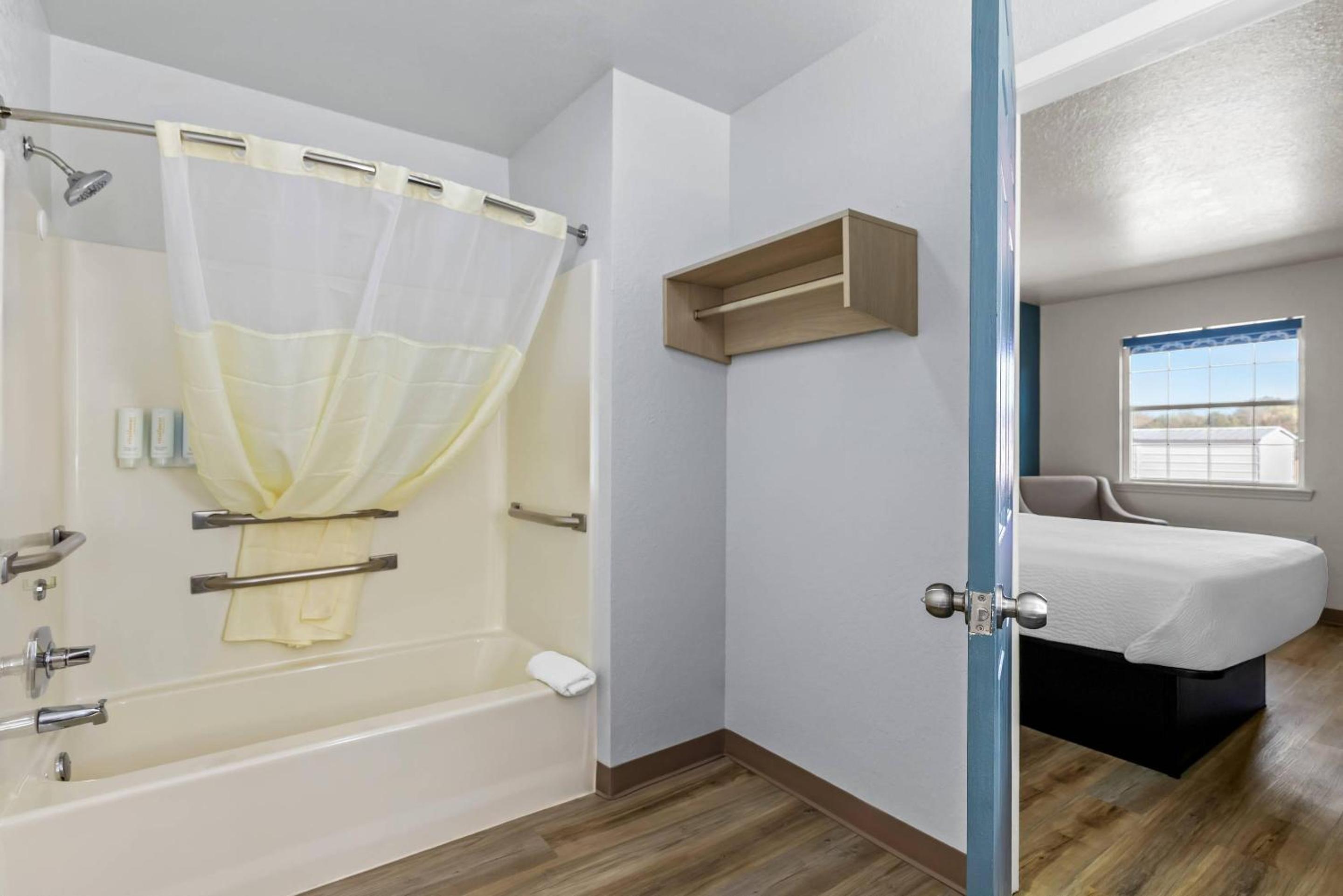 Queen Room - Disability Access/Non Smoking - Photo 4