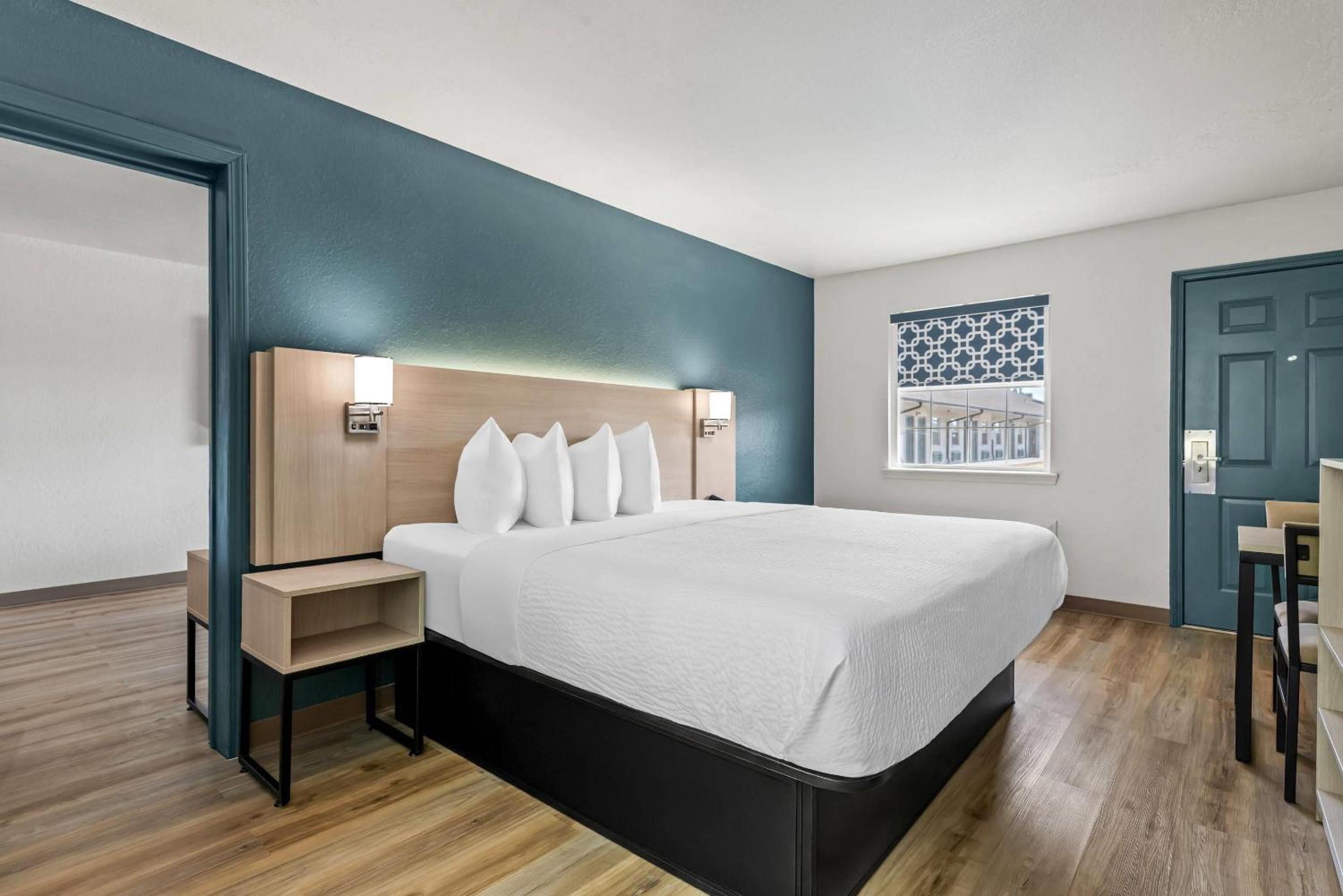 Superior Efficiency King Suite - Non-Smoking