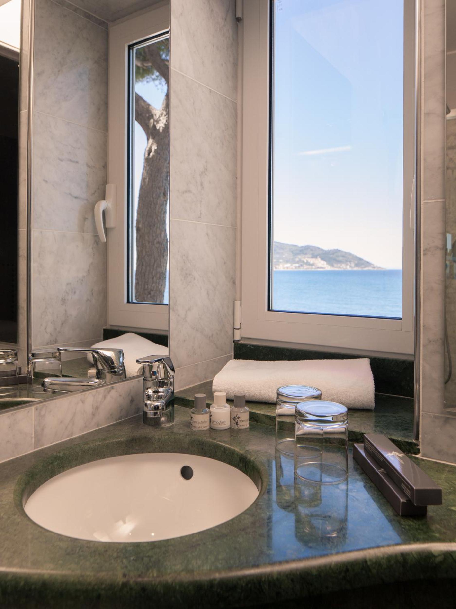 Double Room with Sea View - Photo 3