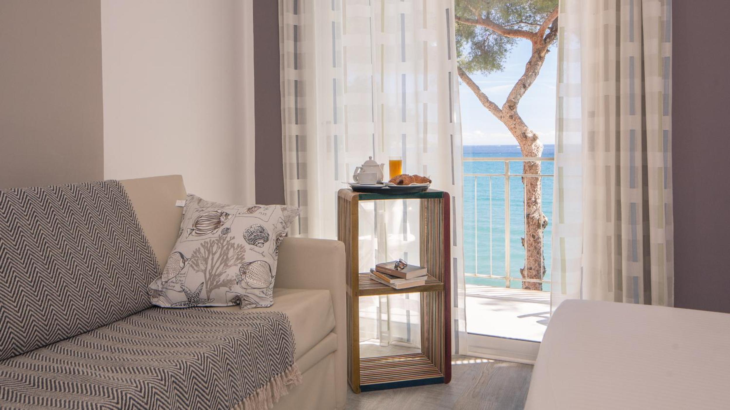 Triple Room with Sea View - Photo 9