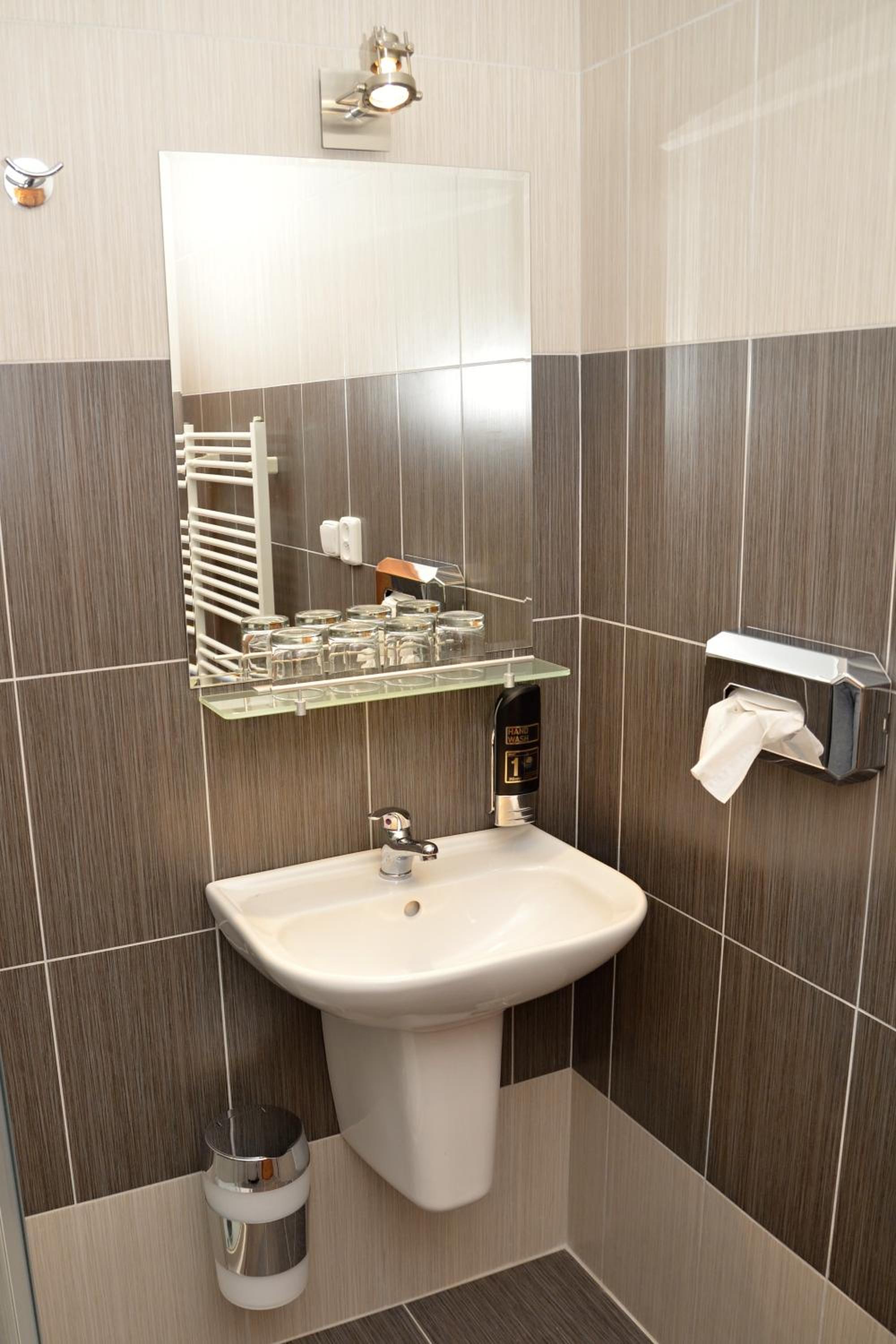 Double Room - Photo 7