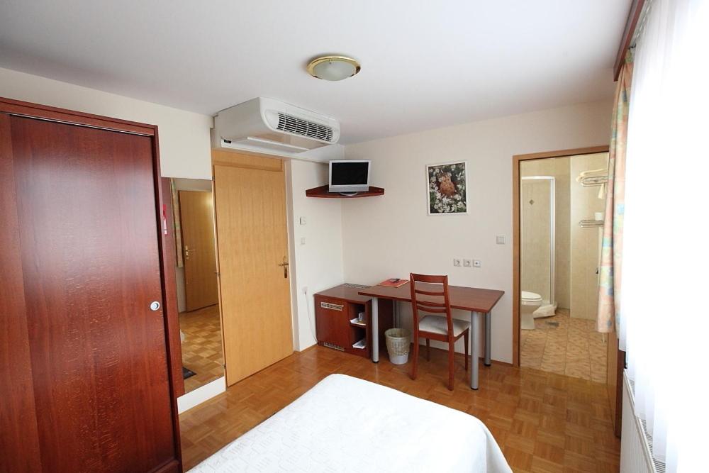 Single Room photo 3