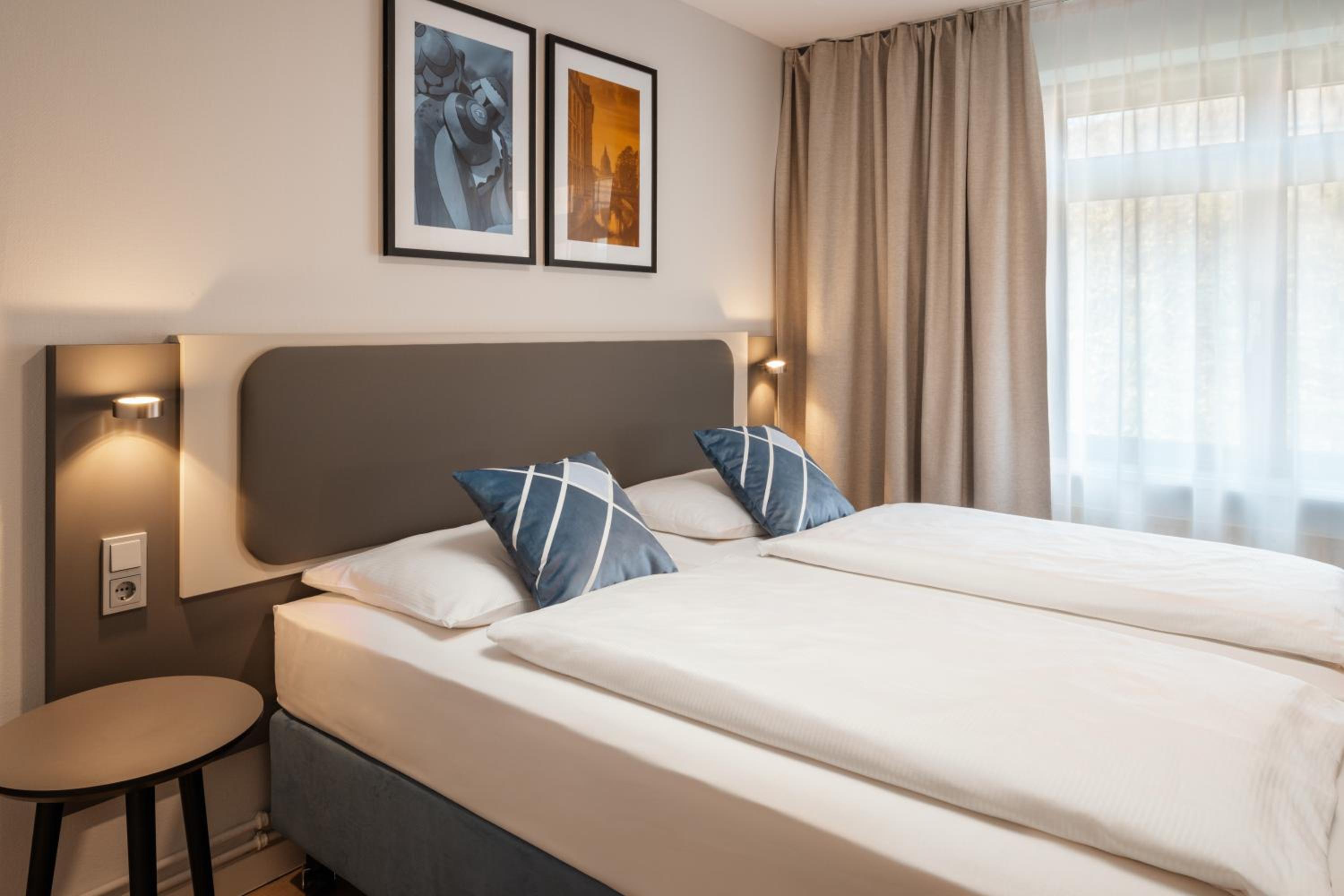 Standard King Room with Garden View - Photo 1