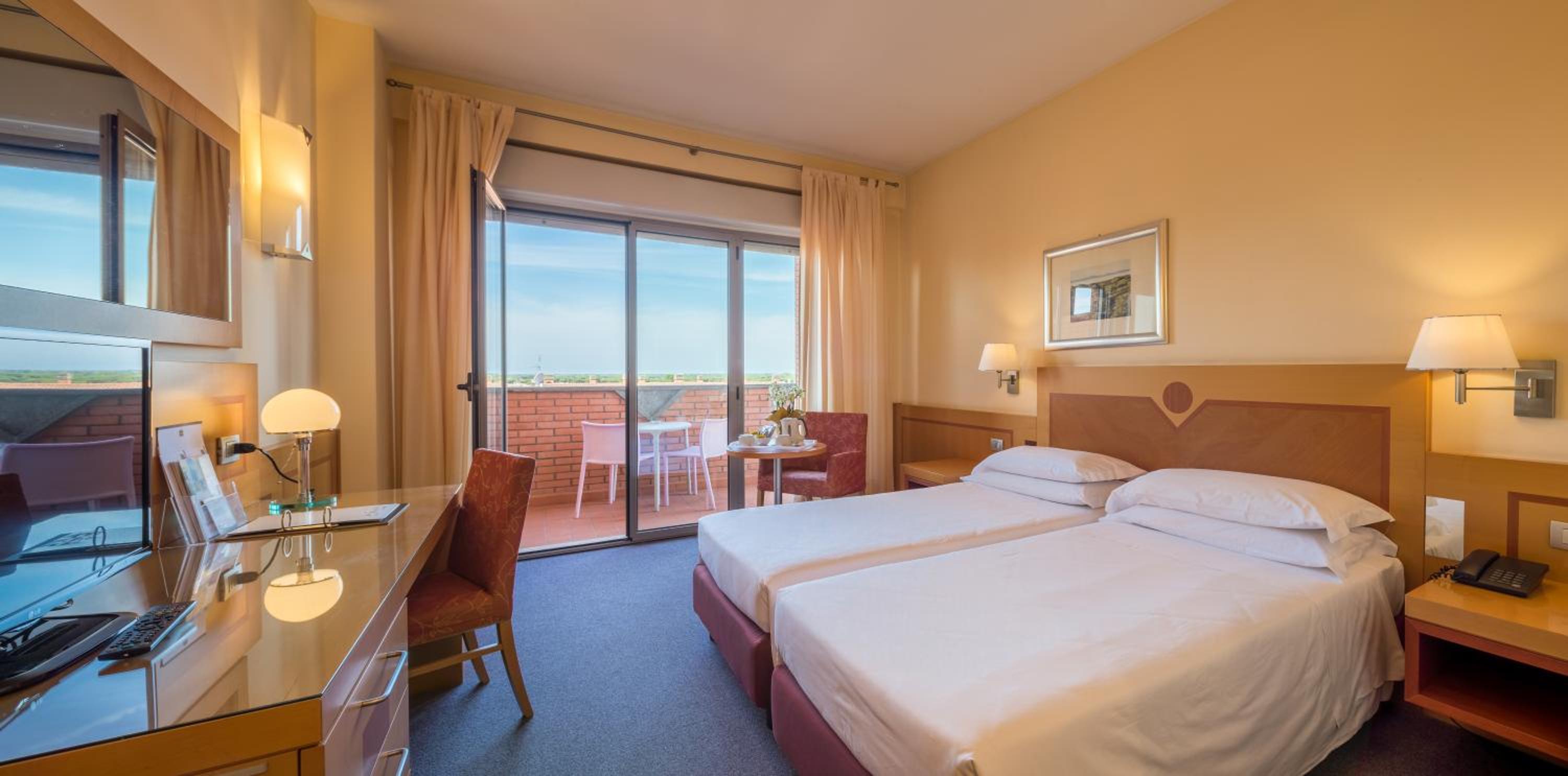 Twin Room with Balcony - Photo 6