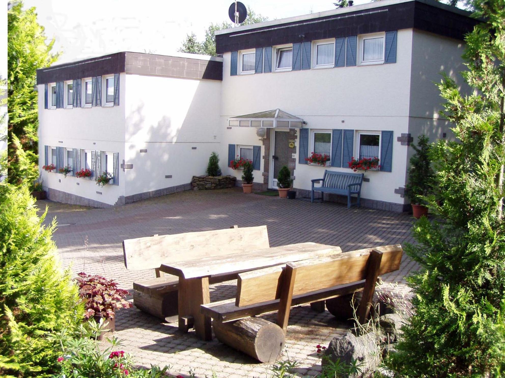 Eight-Bedroom House photo 3
