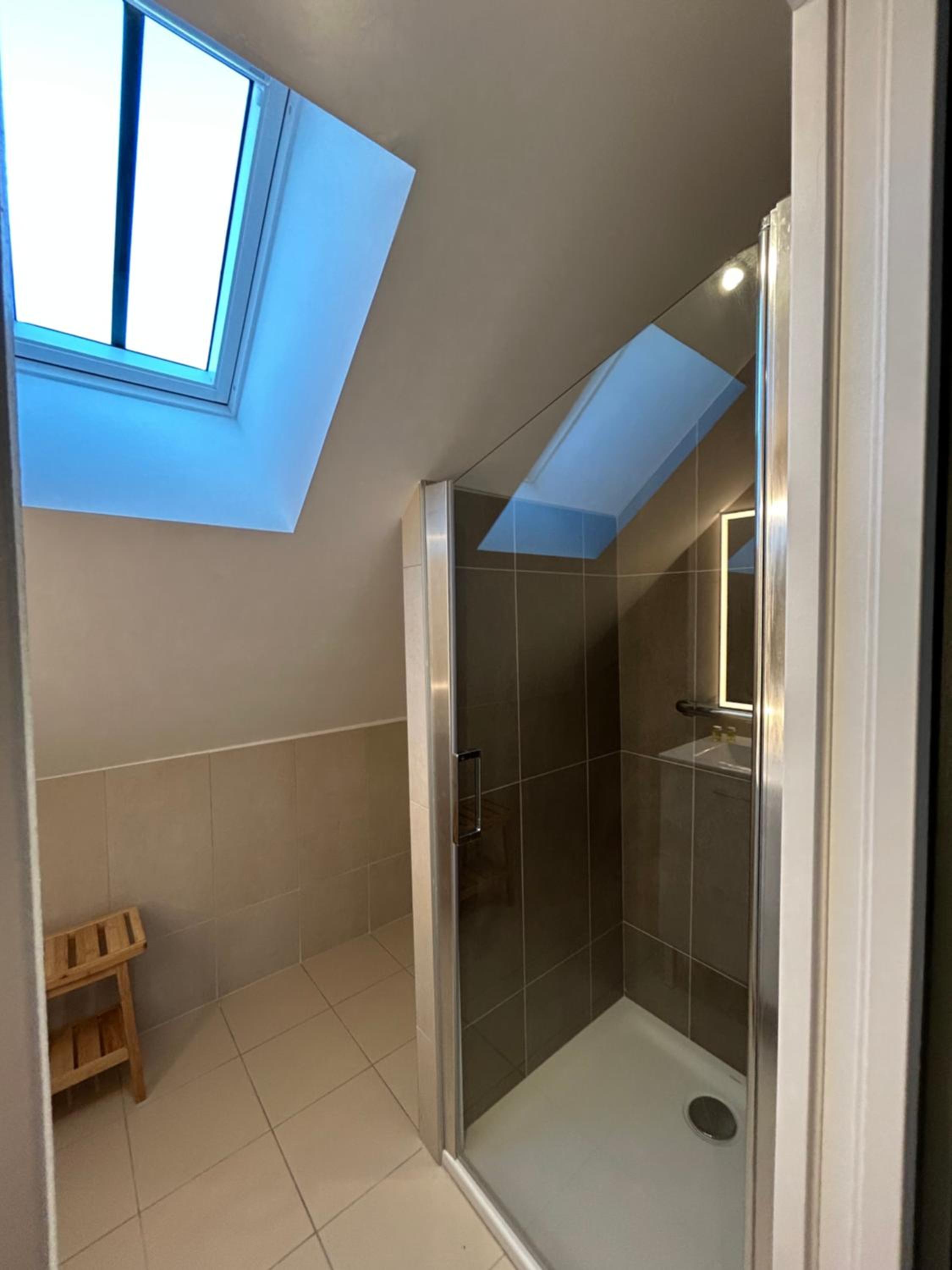 Deluxe Room (2 Adults + 1 Child)