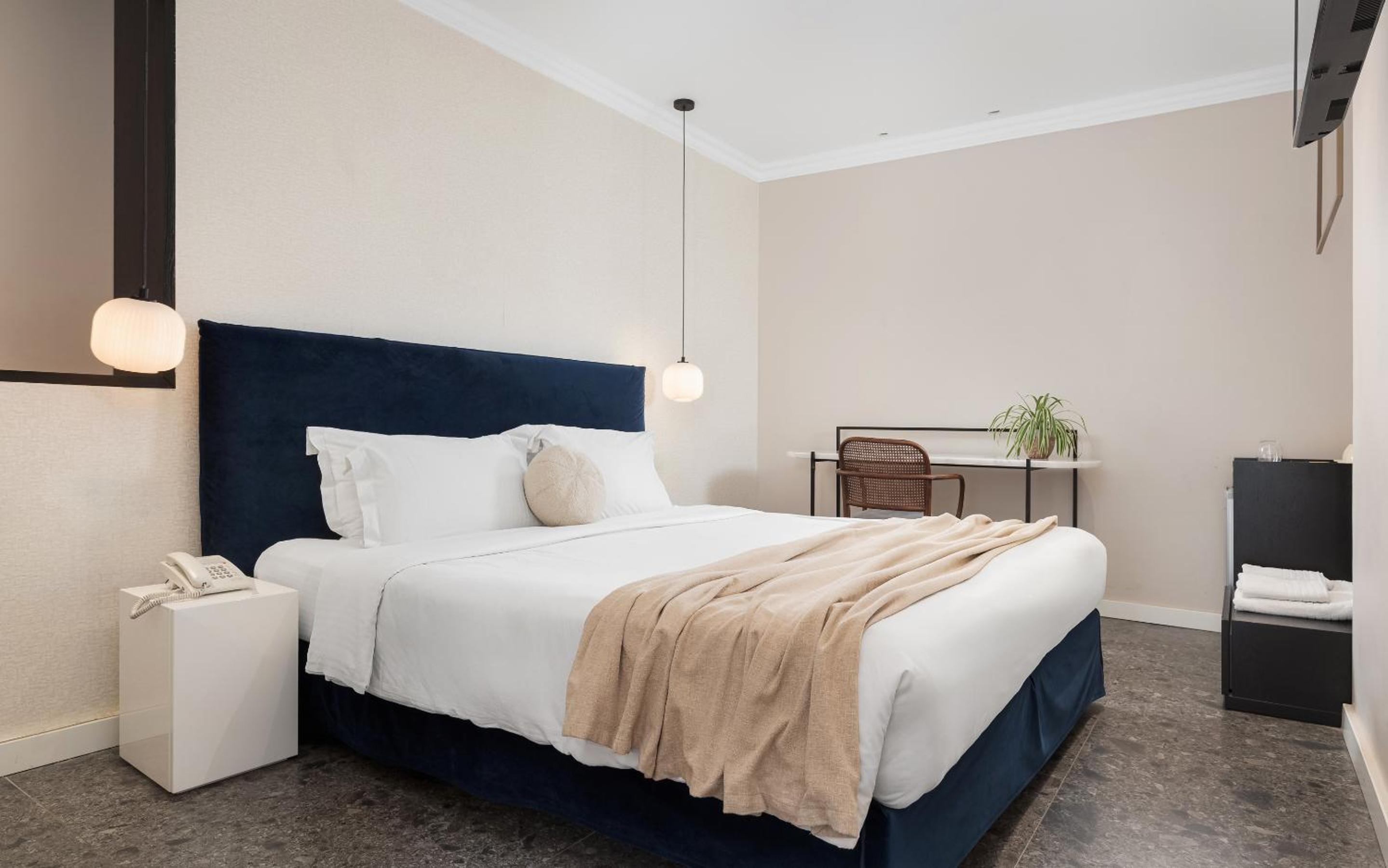 Standard Double Room thumbnail 6