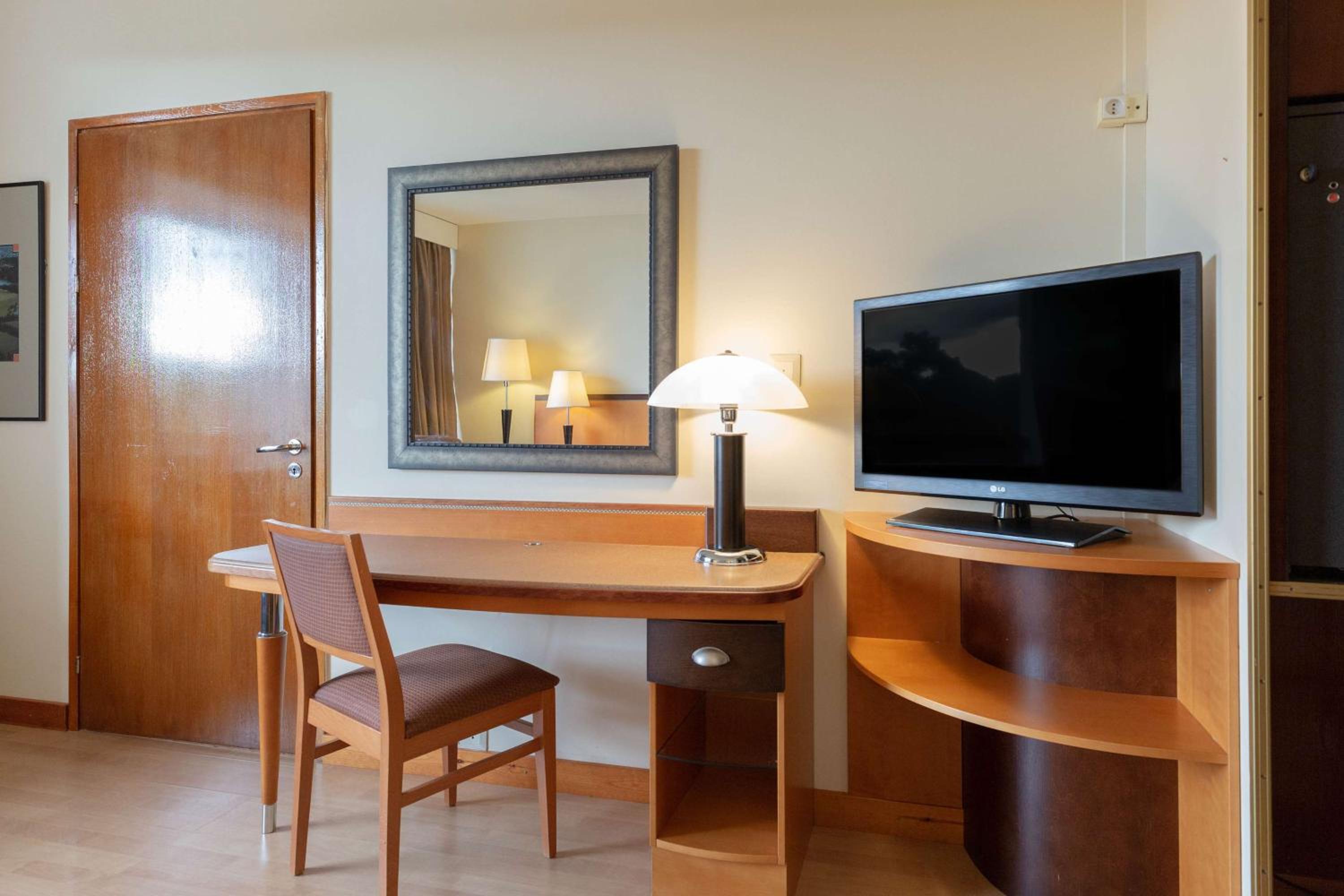 Superior Family Room - Photo 2