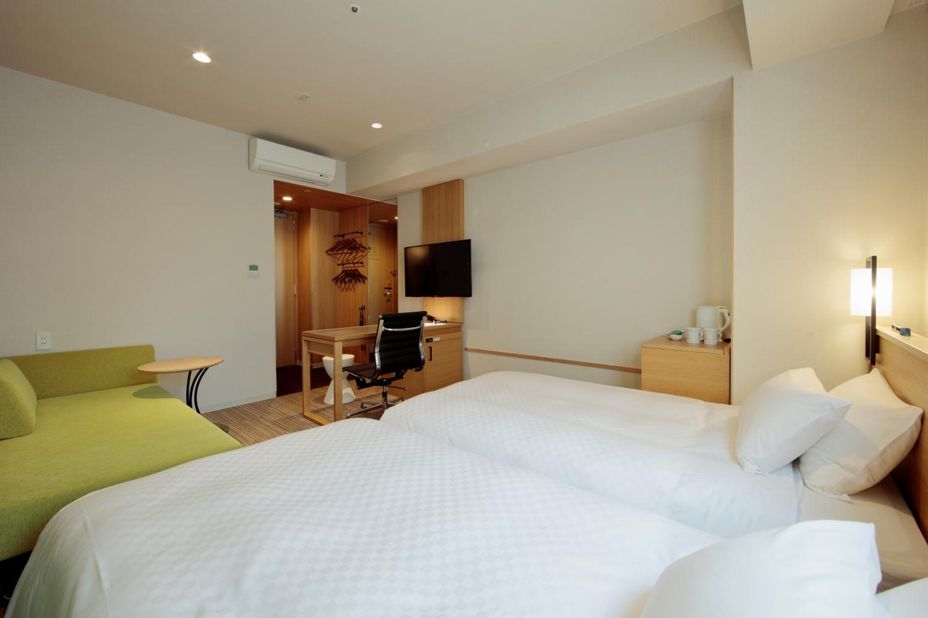 Twin Room with Desk thumbnail 5