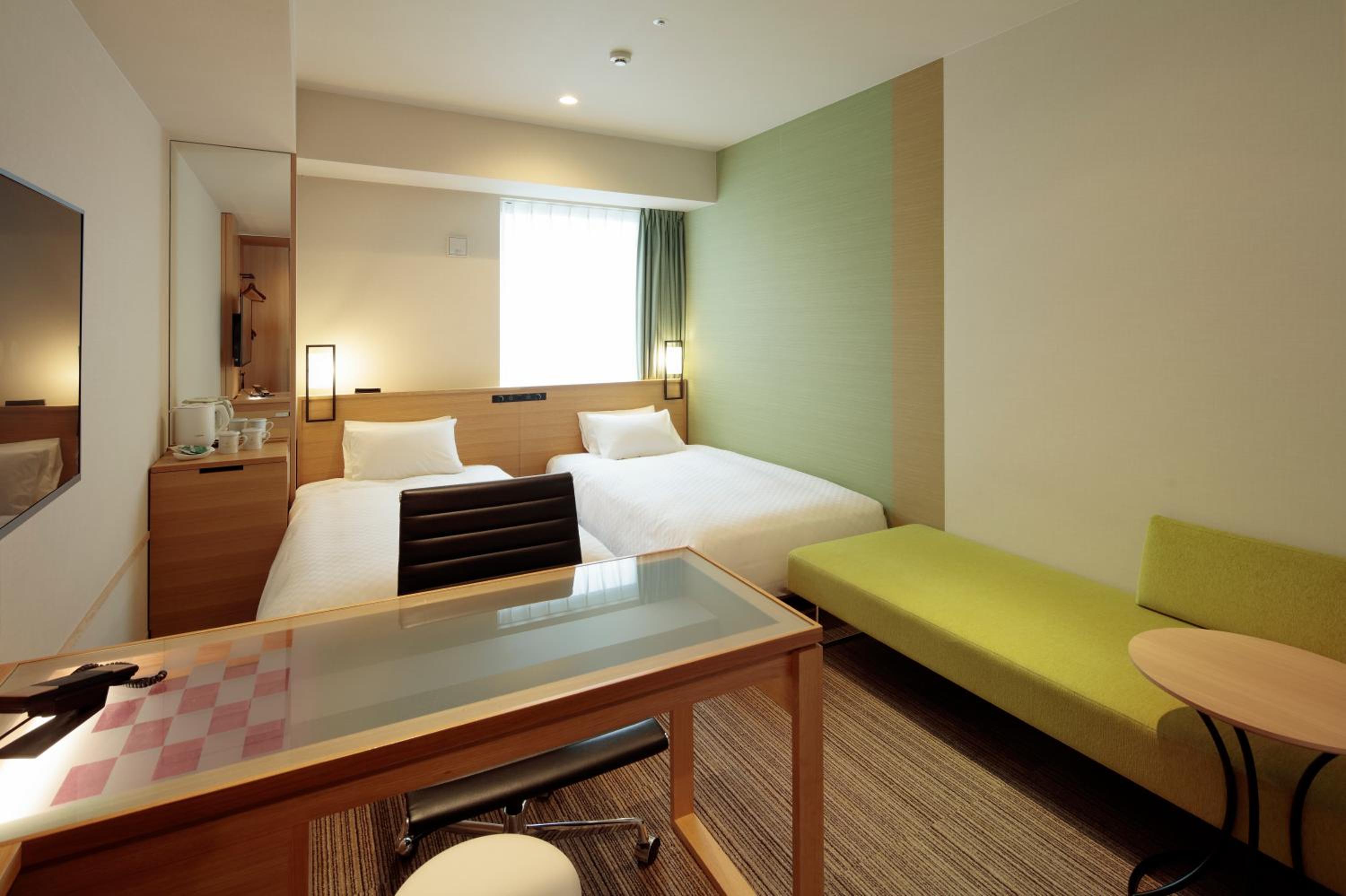 Twin Room with Desk thumbnail 6