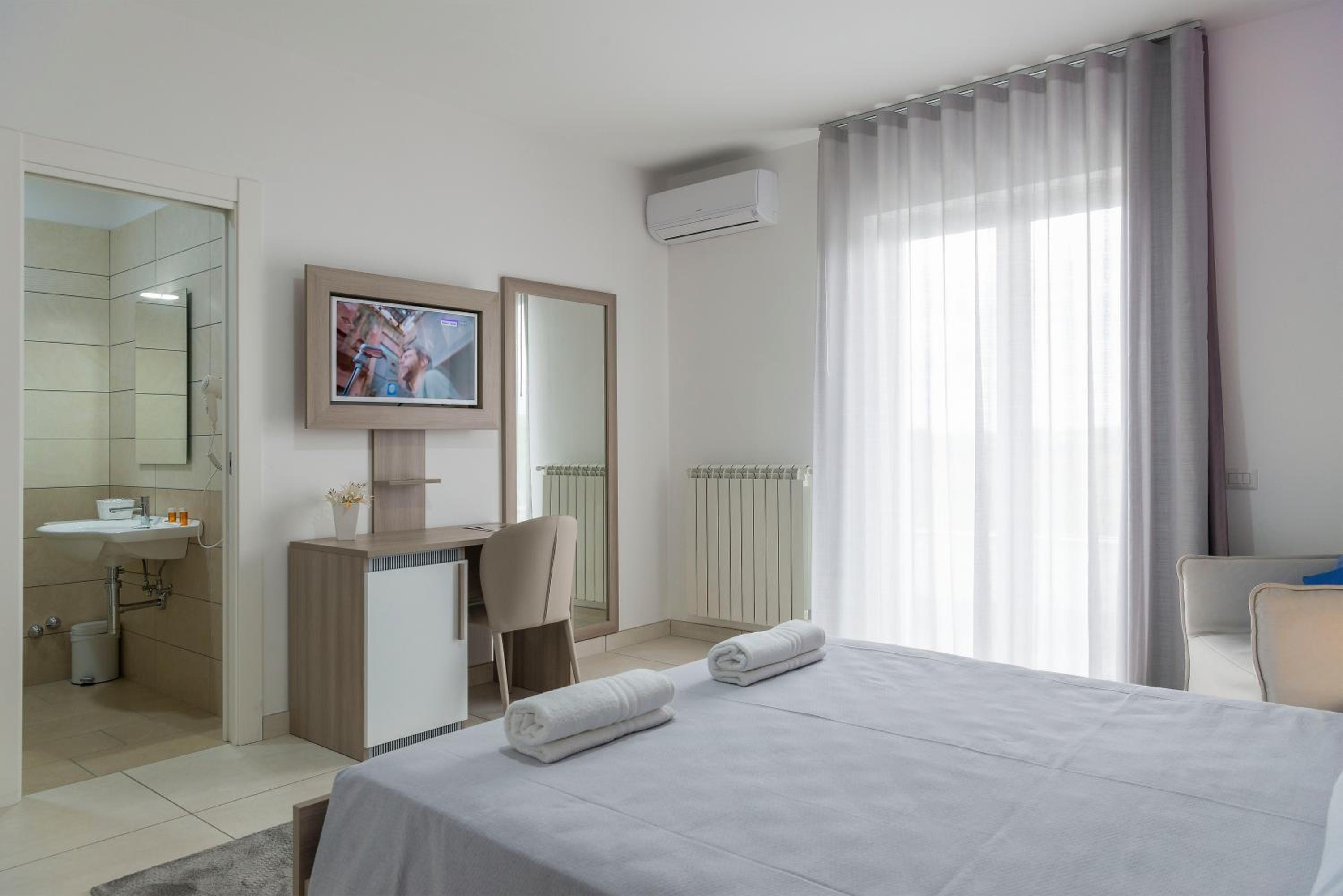 Deluxe Double Room with Extra Bed photo 2