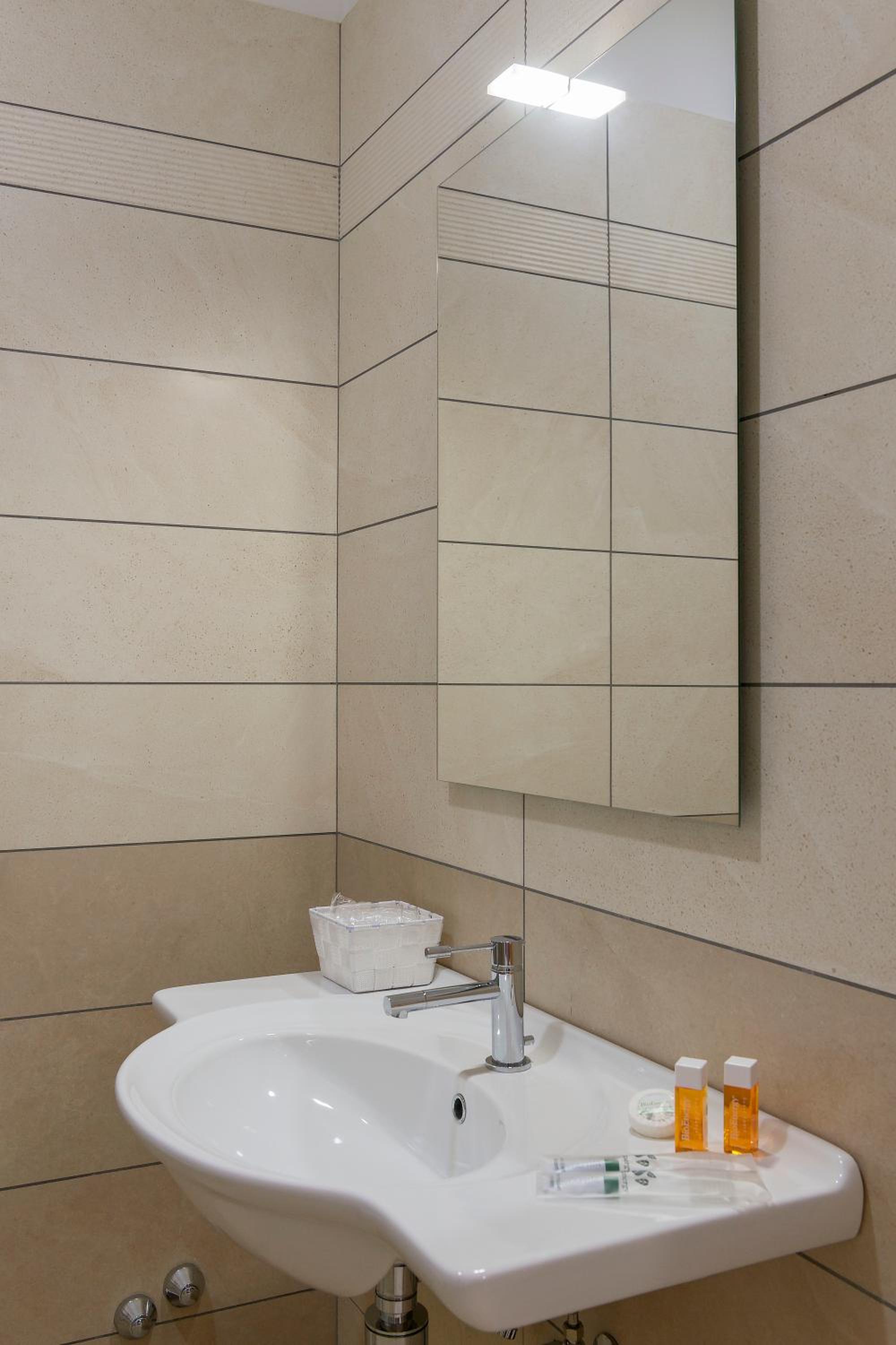 Deluxe Double Room with Extra Bed photo 3