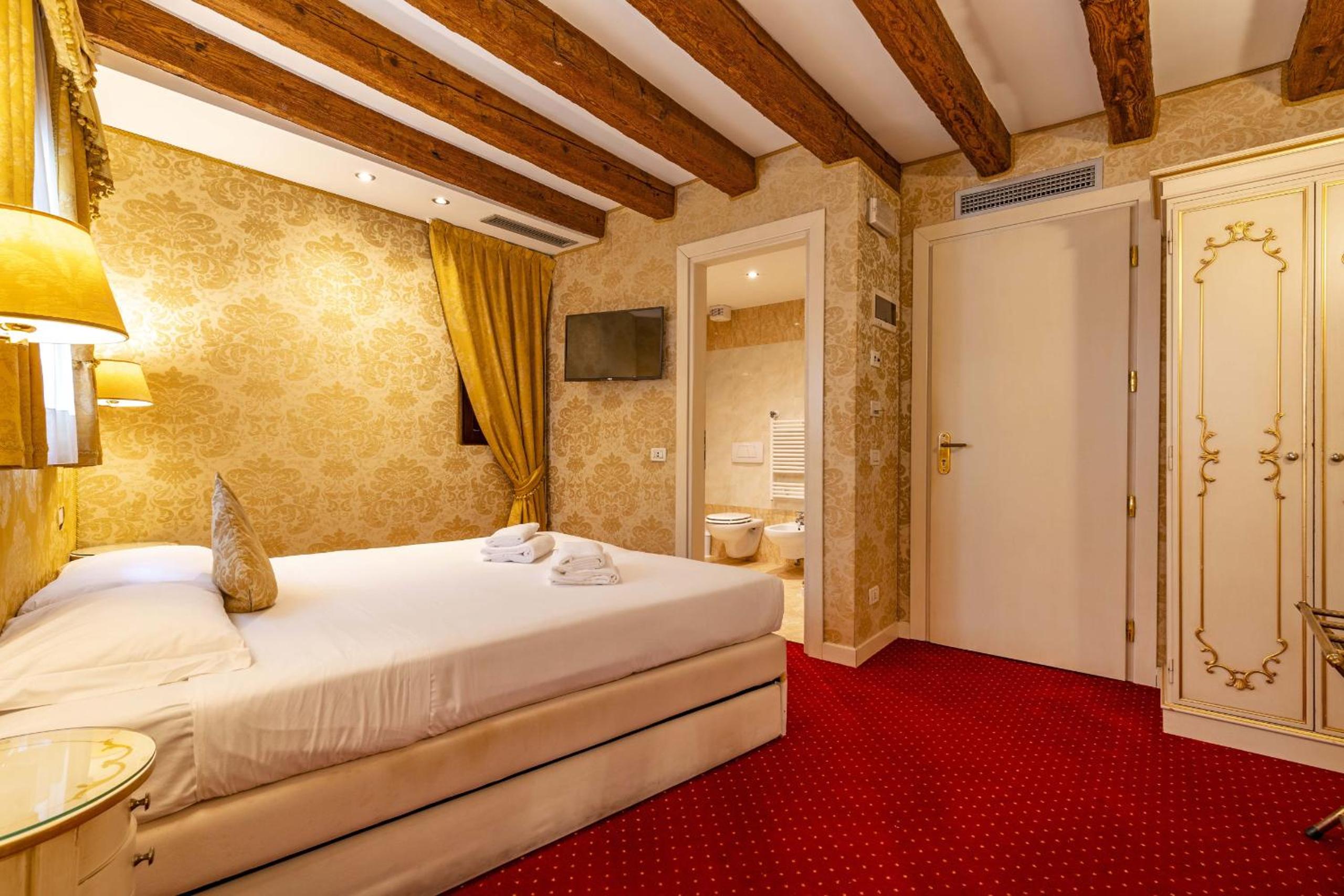 Deluxe Queen Room photo 1