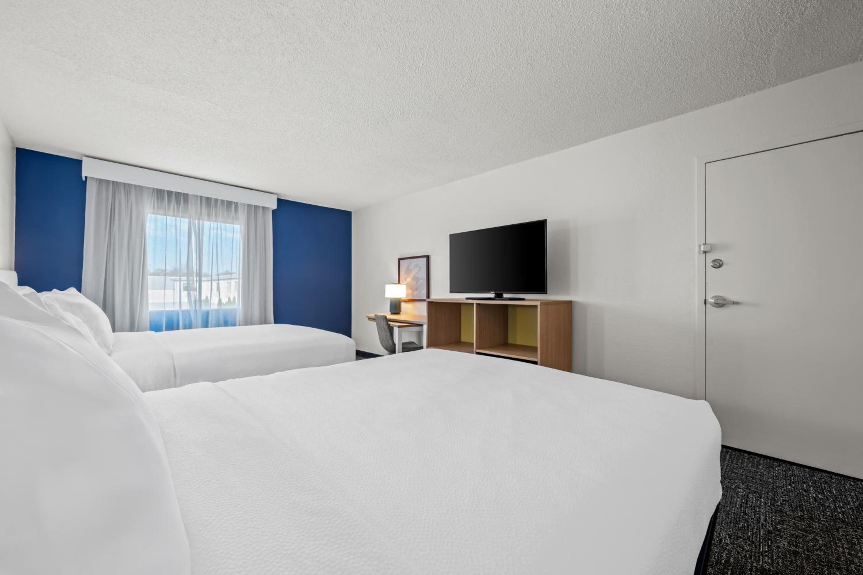 Queen Room with Two Queen Beds - Photo 4