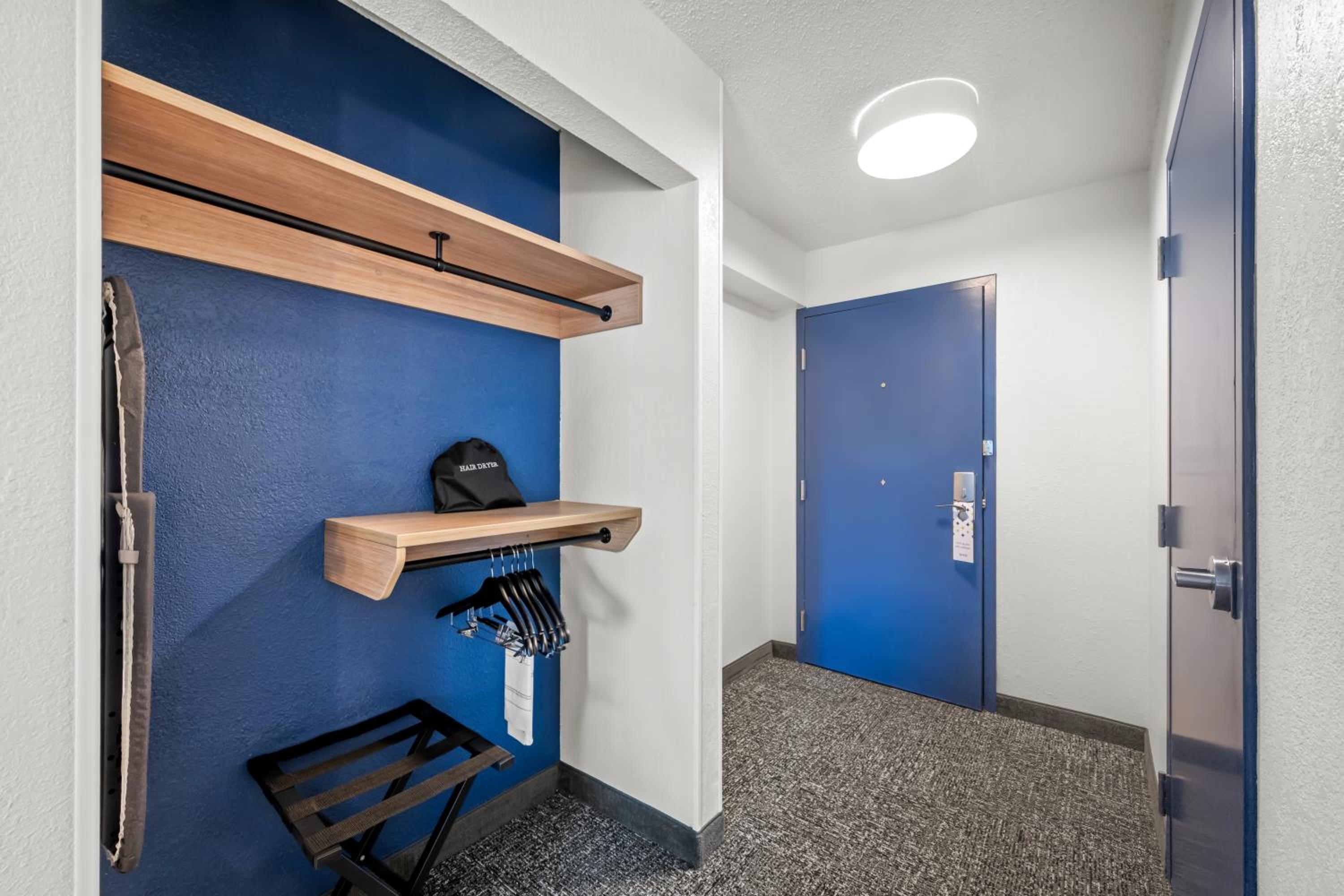 Queen Room with Two Queen Beds and Roll-In Shower - Mobility Access - Photo 4