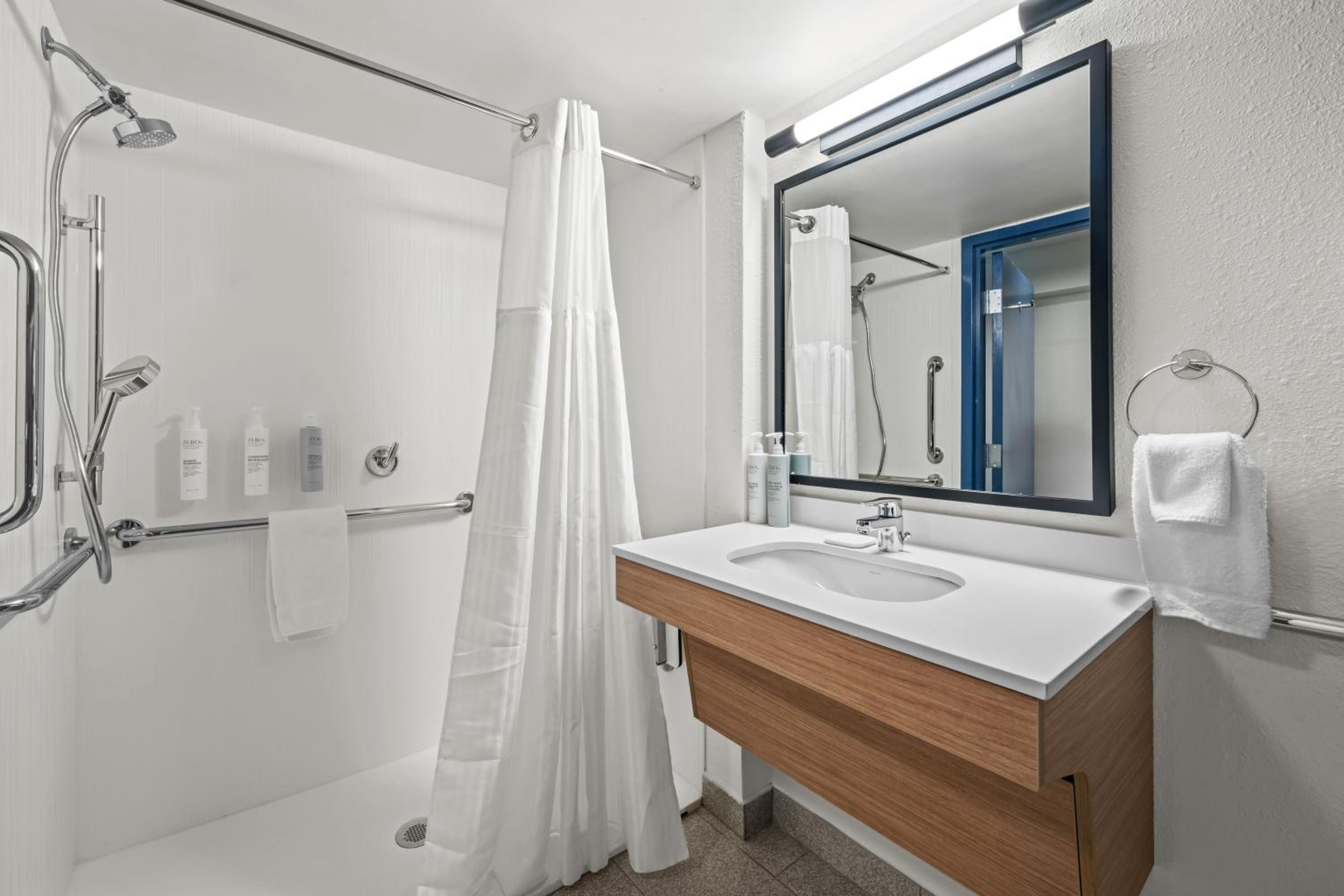 Queen Room with Two Queen Beds and Roll-In Shower - Mobility Access - Photo 5