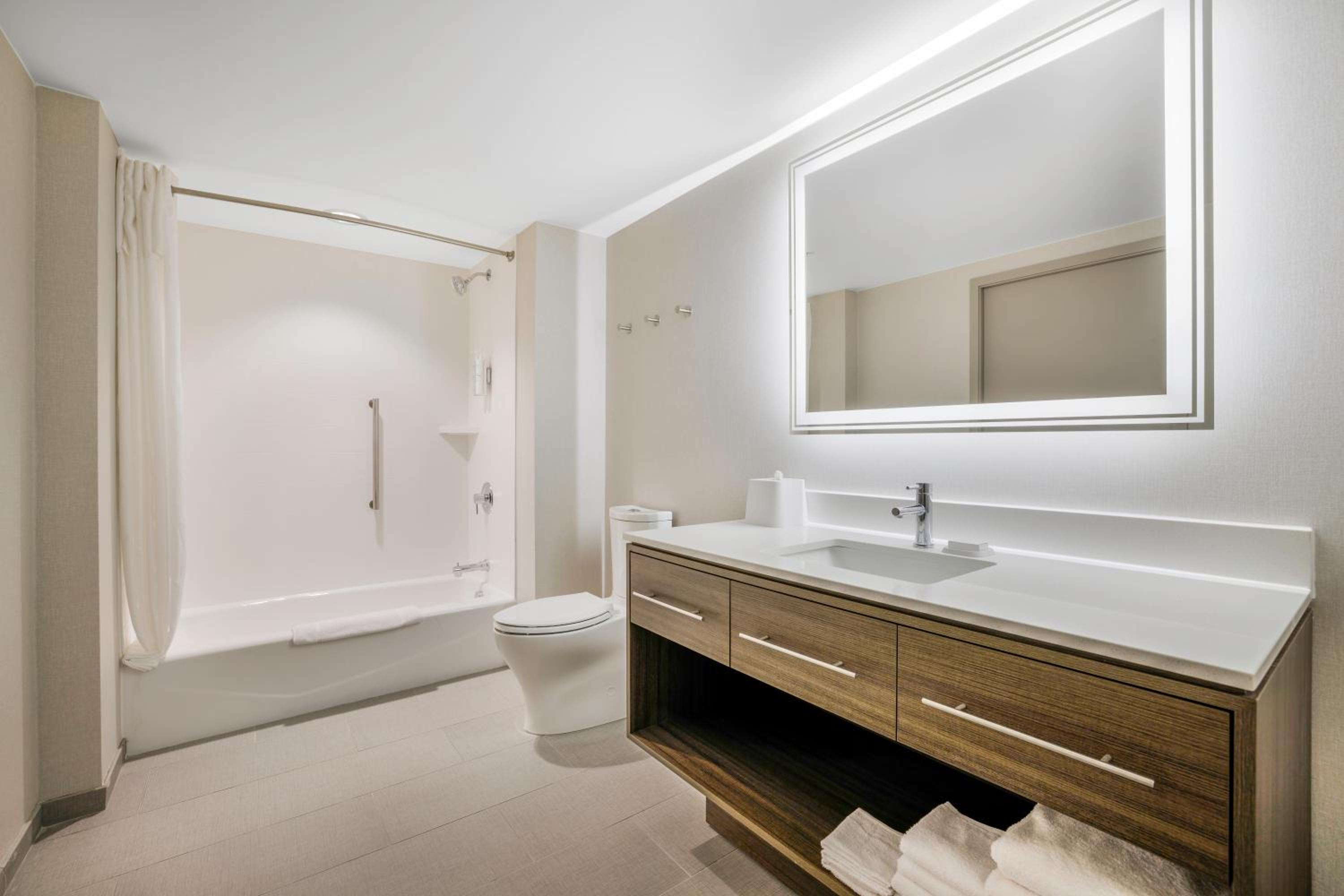 One-Bedroom King Suite - Hearing Access
