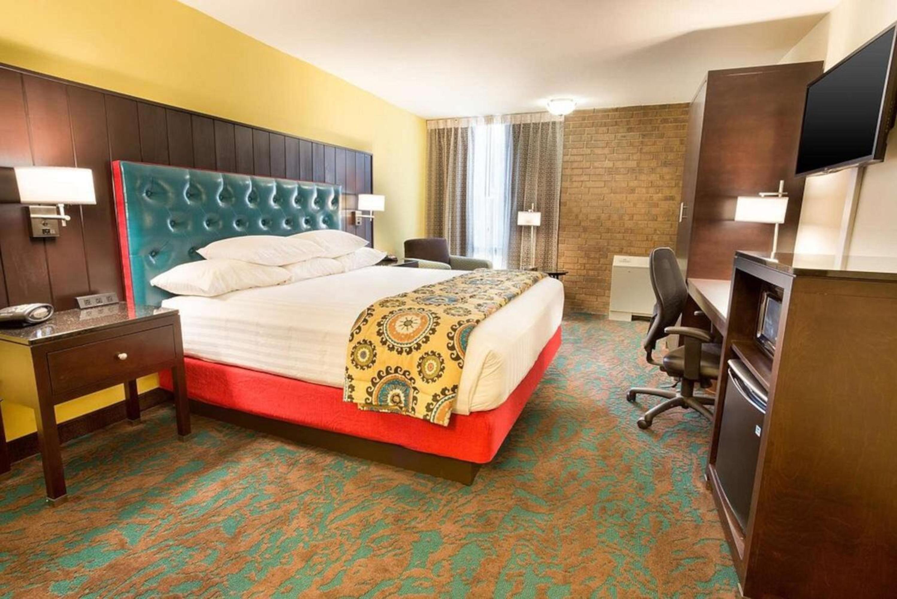 Deluxe King Room - Mobility/Hearing Accessible - Non-Smoking - Photo 8