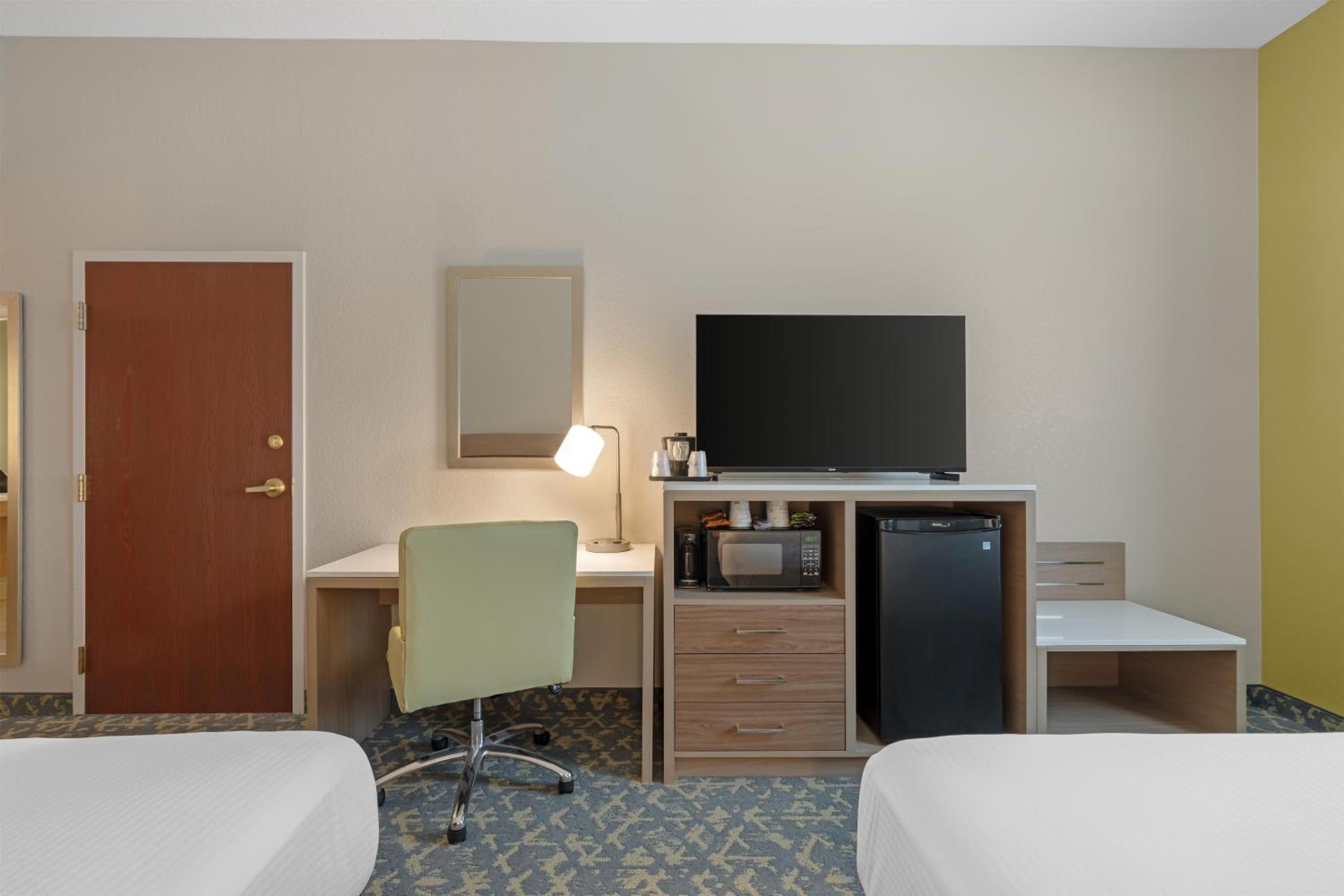 Queen Room with Two Queen Beds - Disability Access - Photo 2