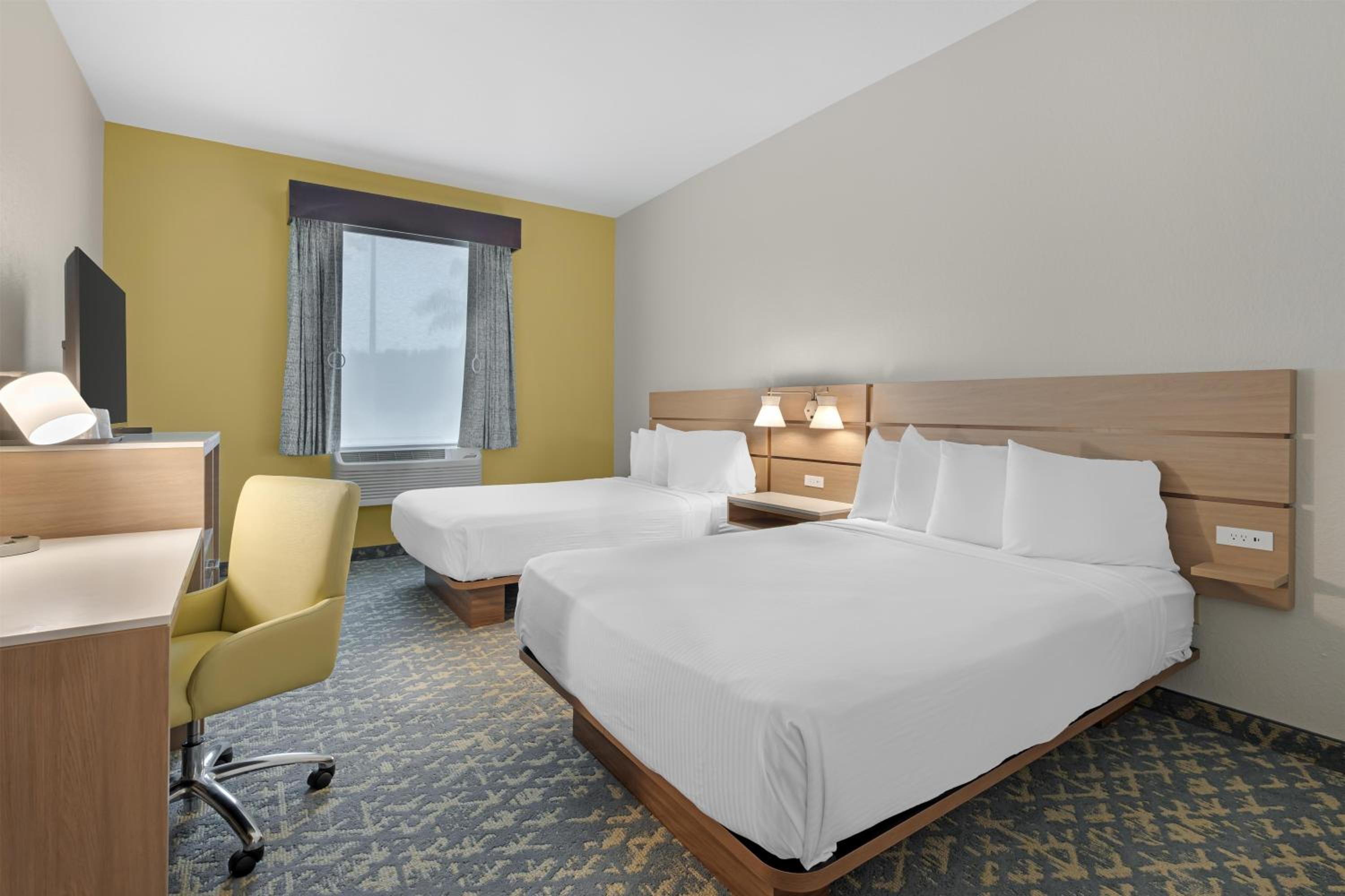 Queen Room with Two Queen Beds - Disability Access - Photo 3