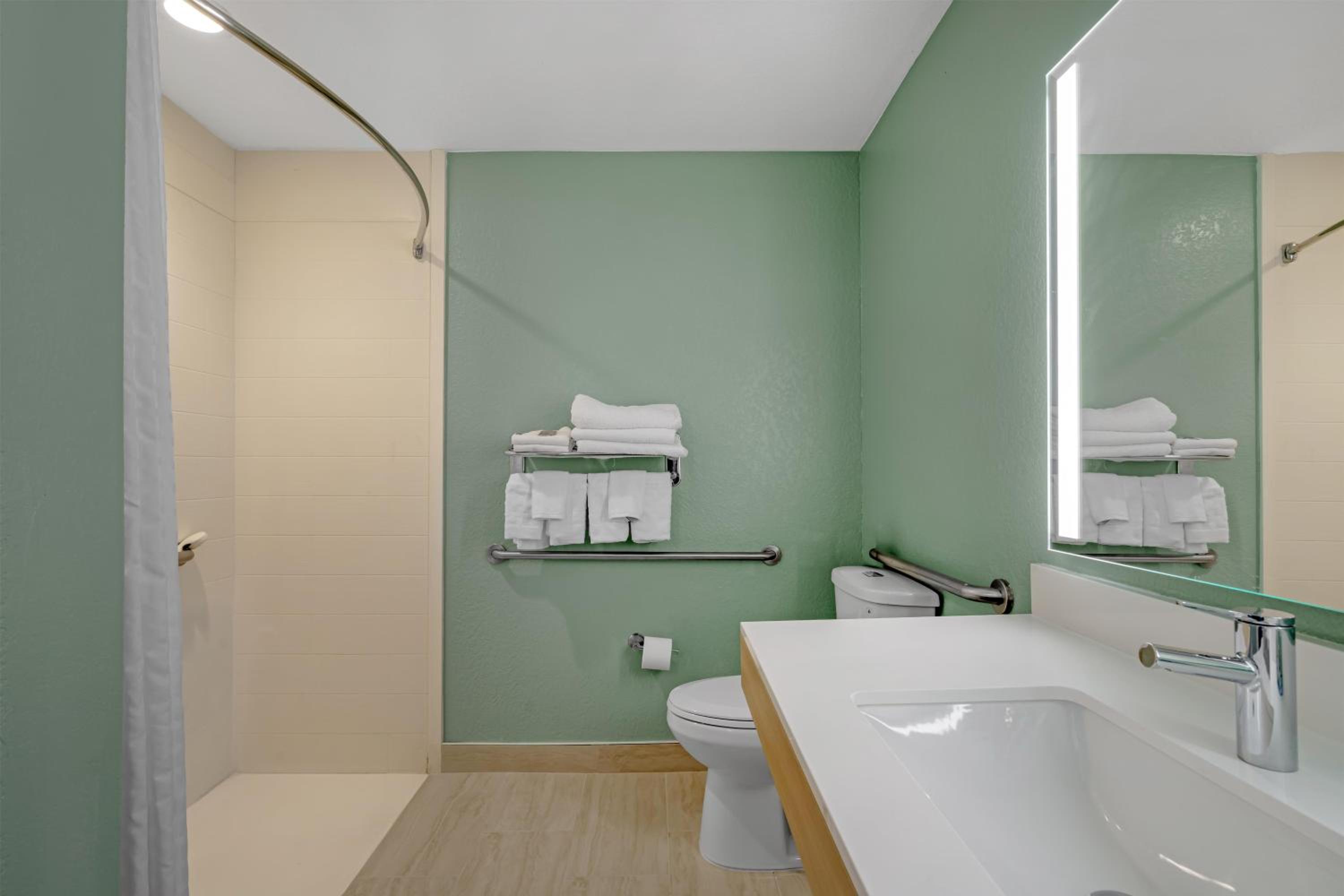 Queen Room with Two Queen Beds - Disability Access - Photo 4